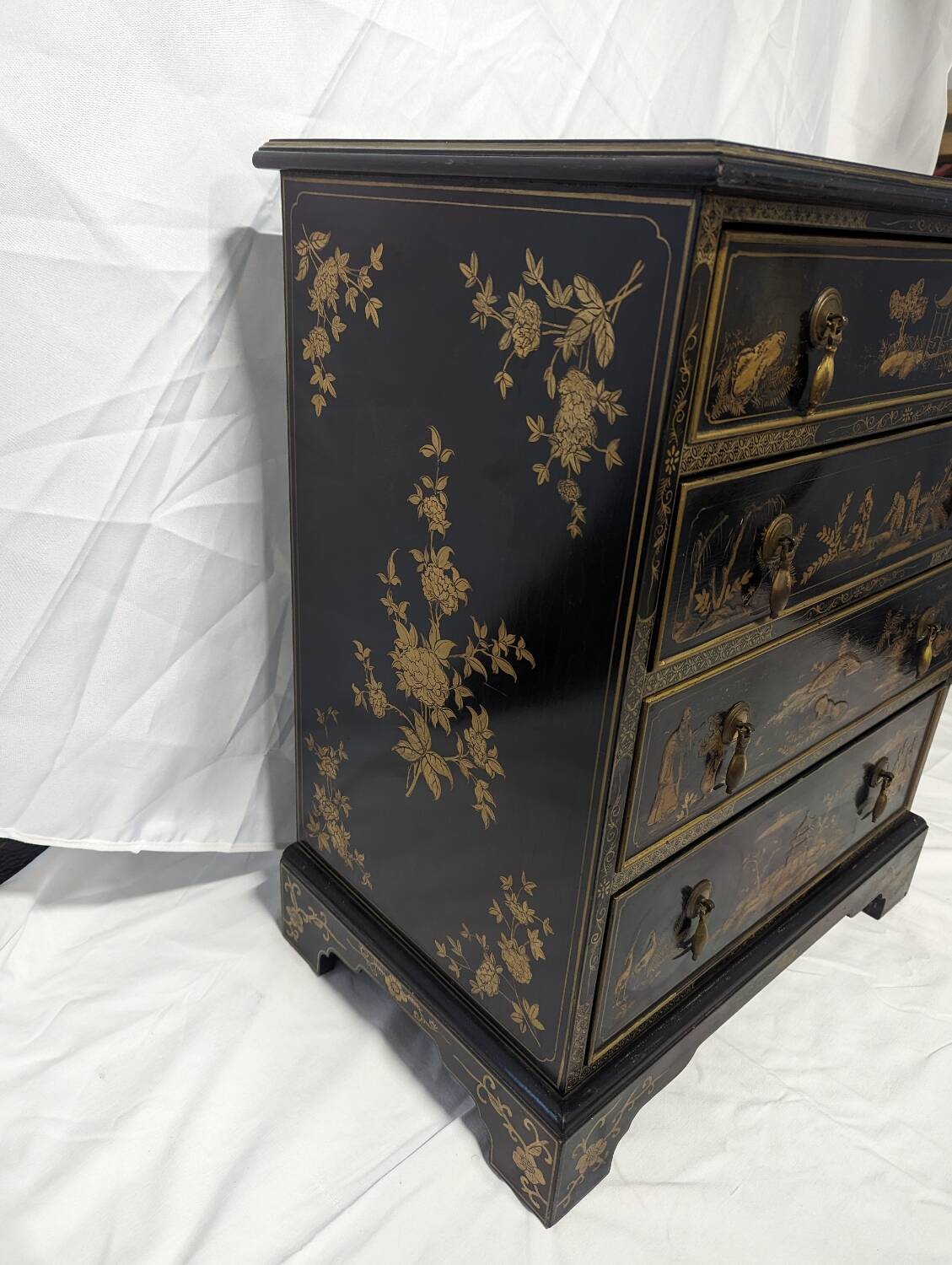 Asian chest of drawers in Chinese lacquer