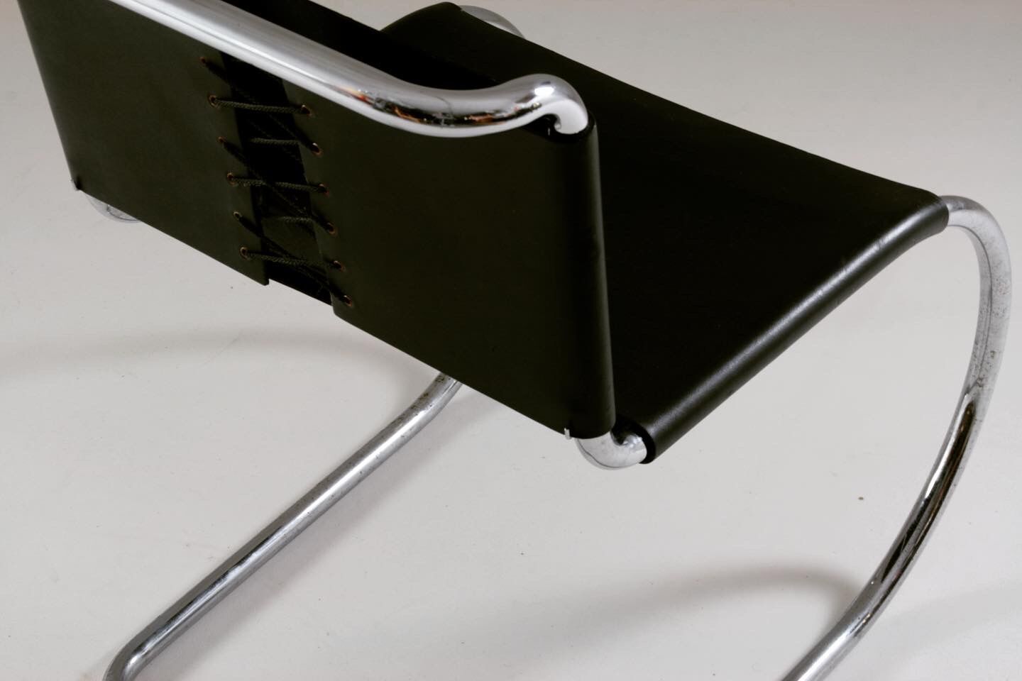 MR chair in leather by Ludwig mies Van der Rohe