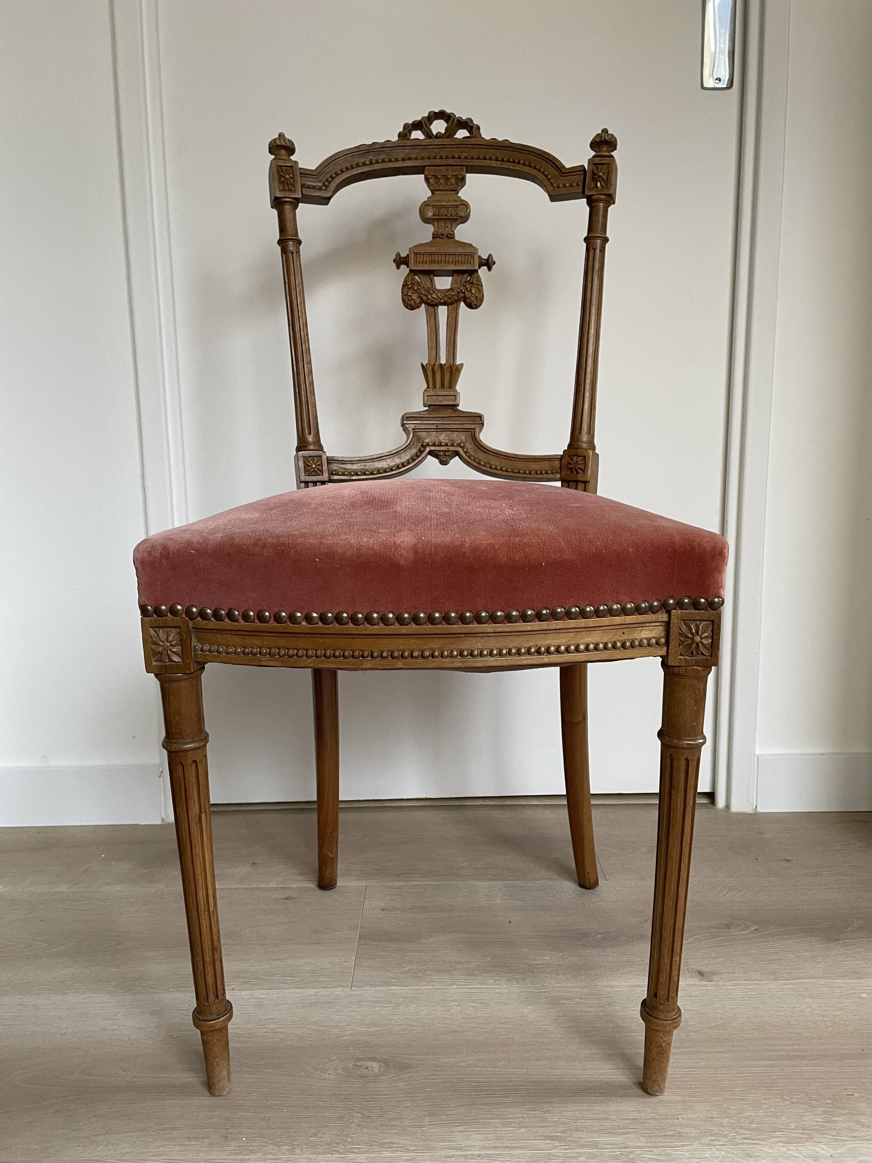 Elegant Louis XVI style chair in carved wood and antique velvet