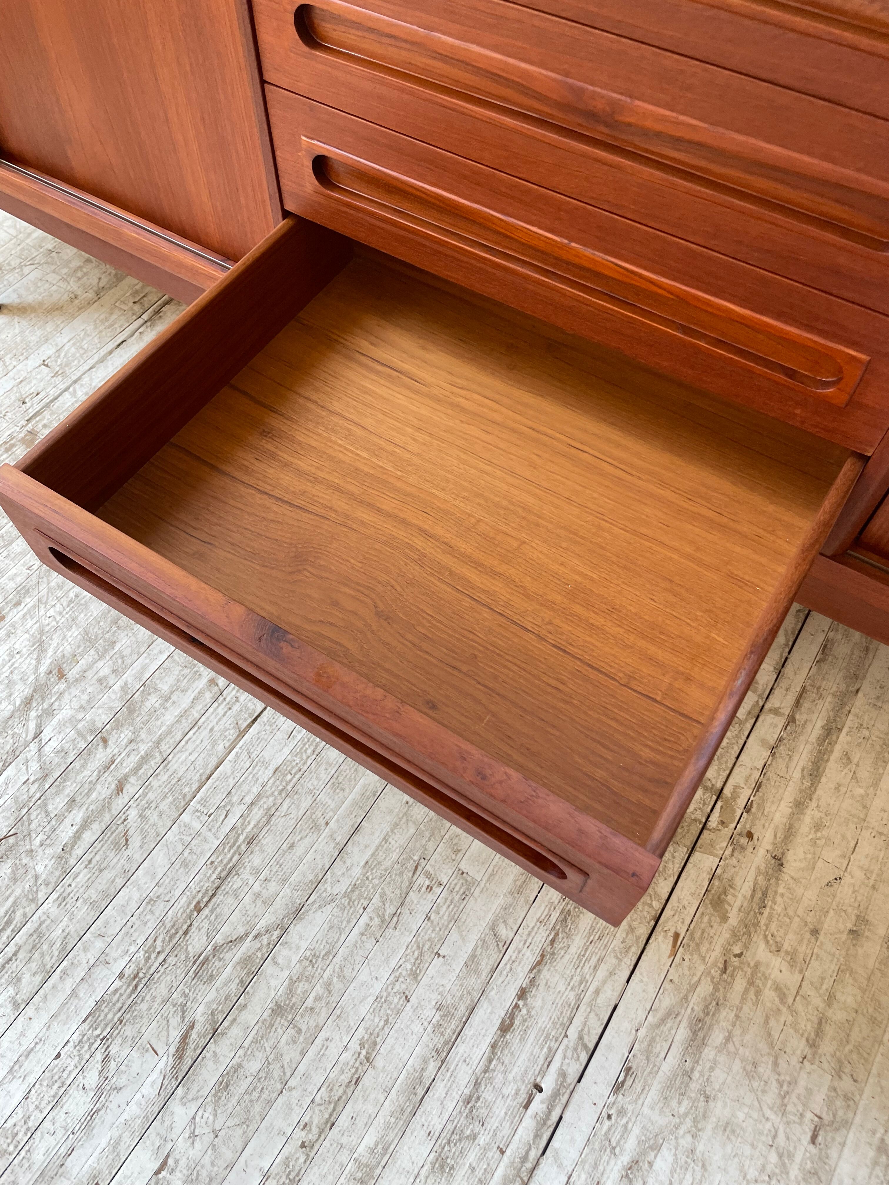 Teak row Johannes Andersen Samcom