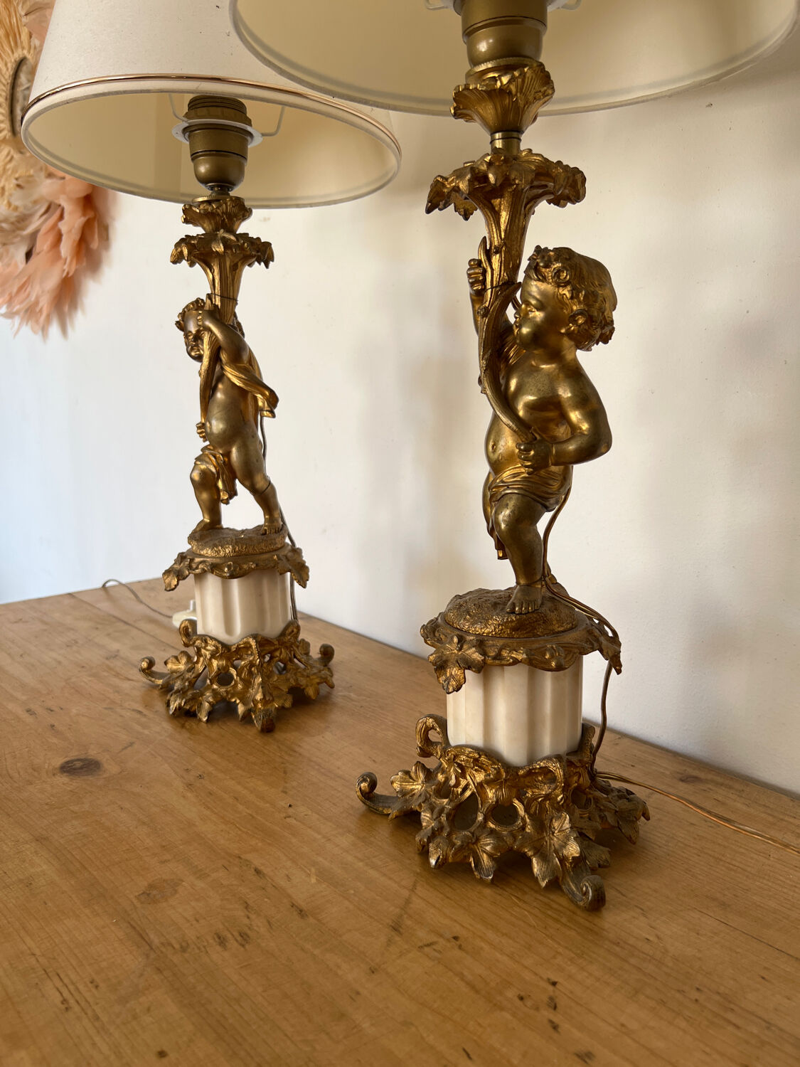Pair of bronze lamps with puttis