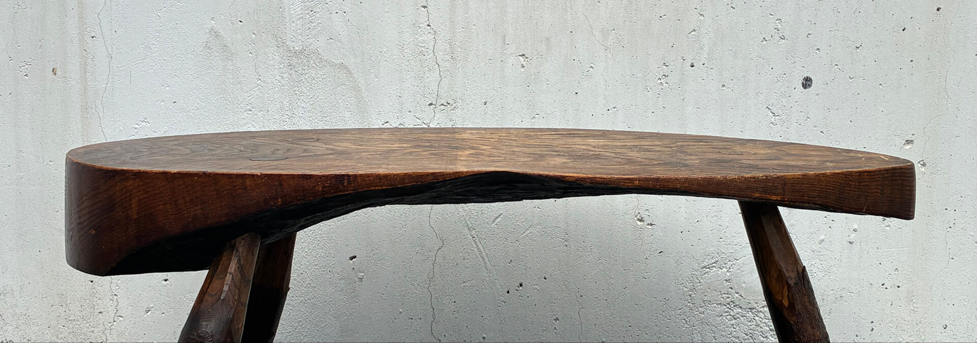 Table basse tripode brutaliste 