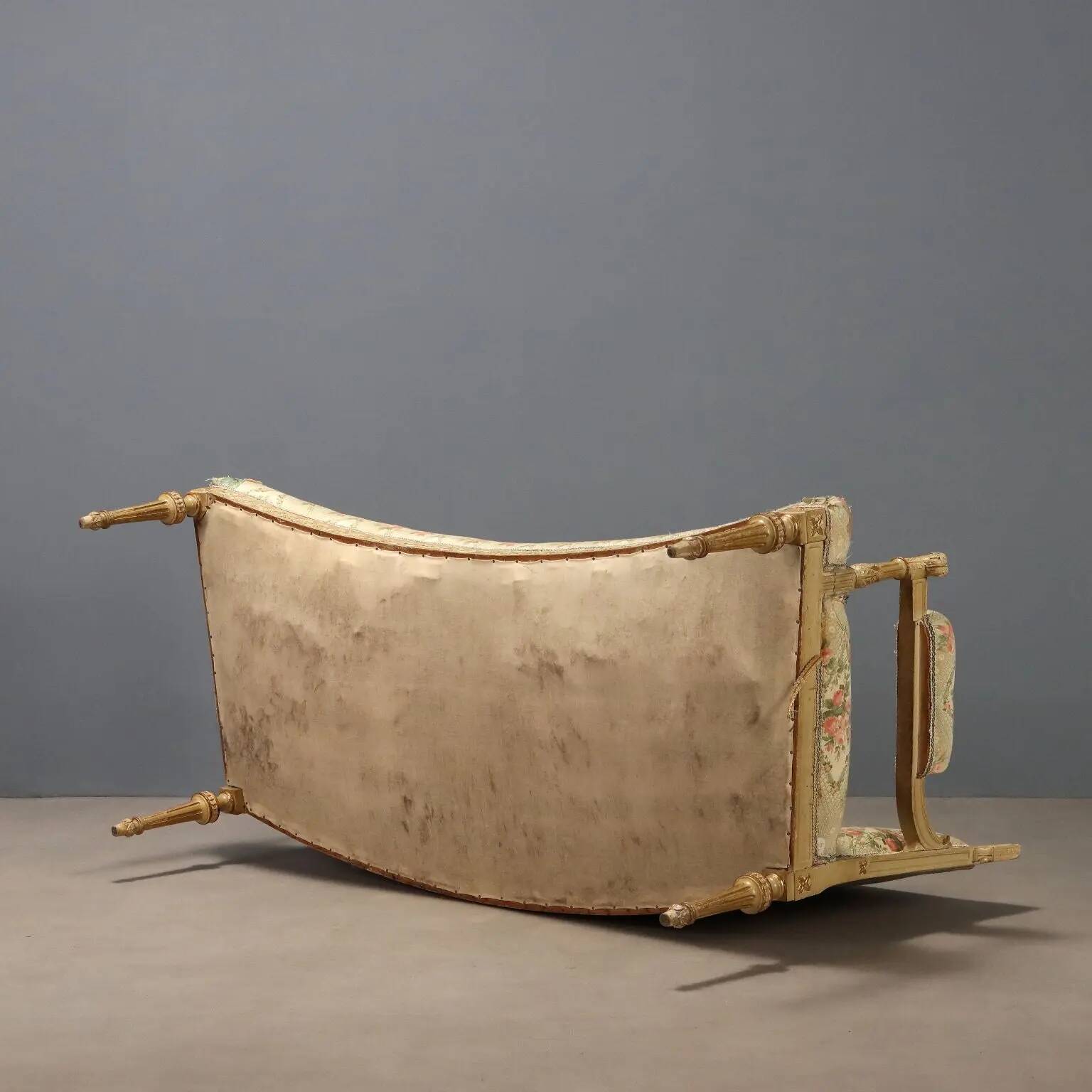 Antique neoclassical canapé in carved wood from the 19th century.