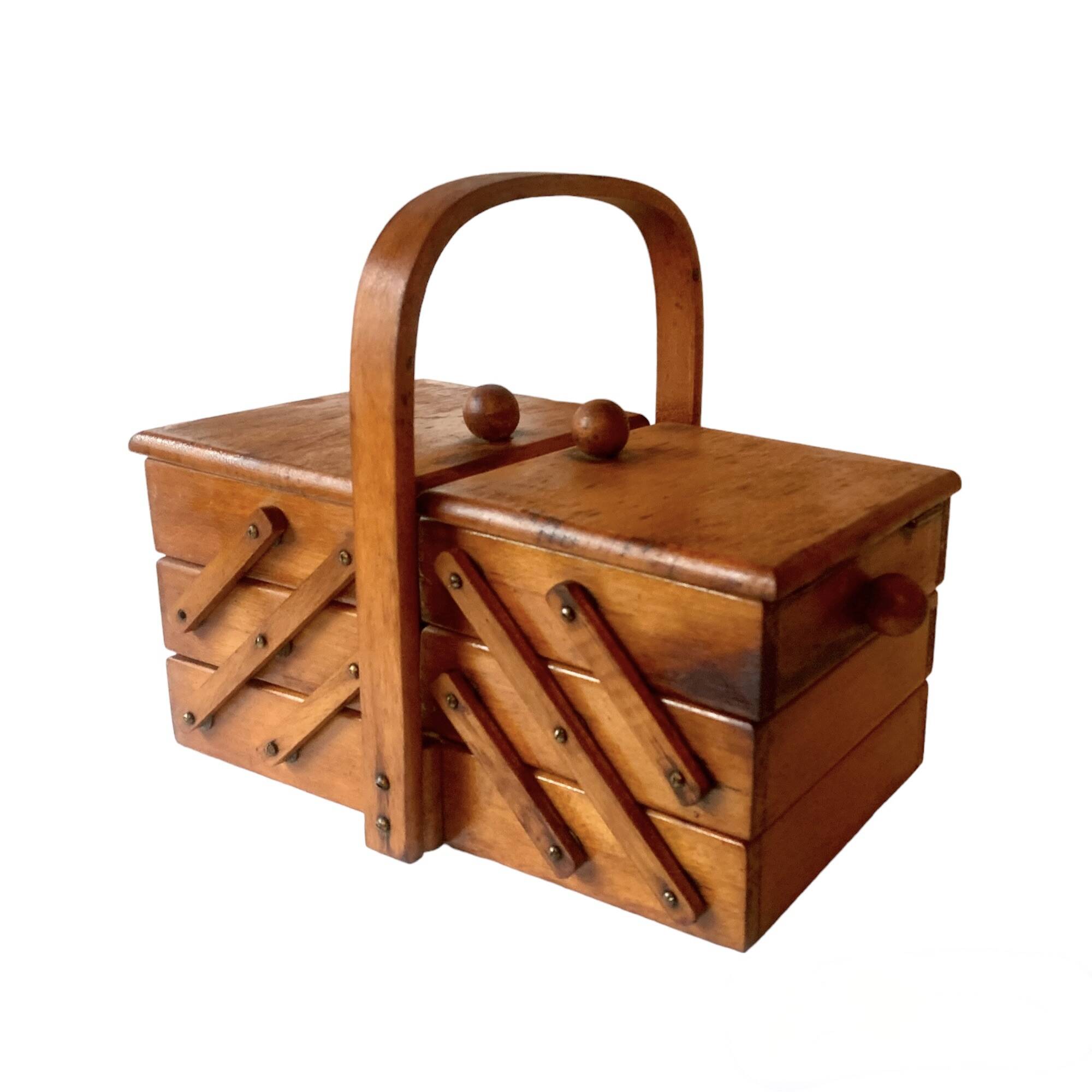 Petite travailleuse en bois vintage