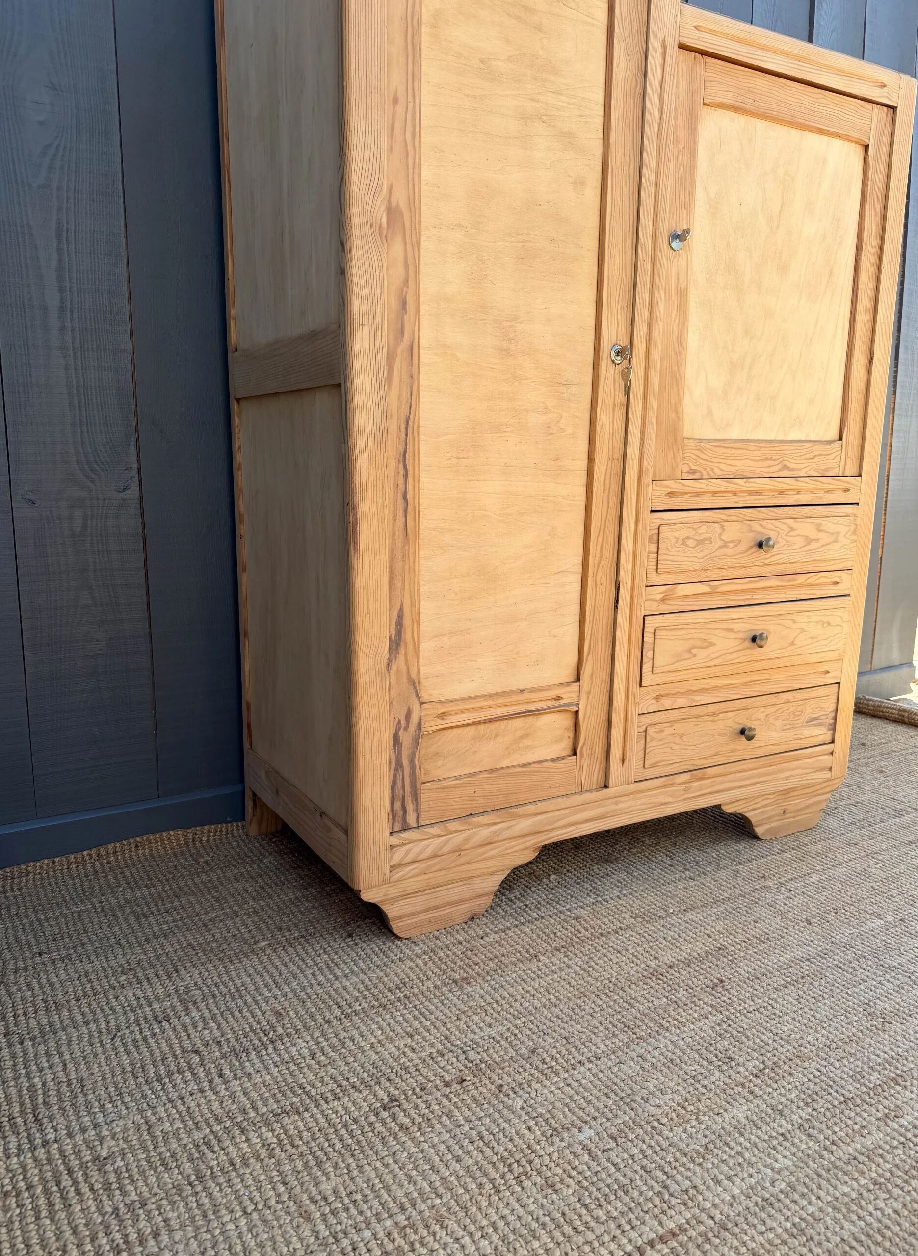 Armoire asymétrique