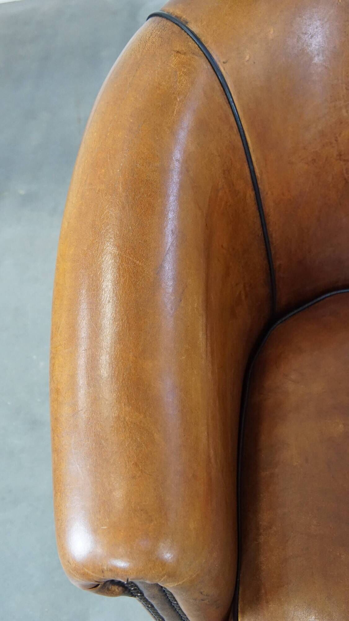Set of 2 club armchairs in sheepskin leather with black piping