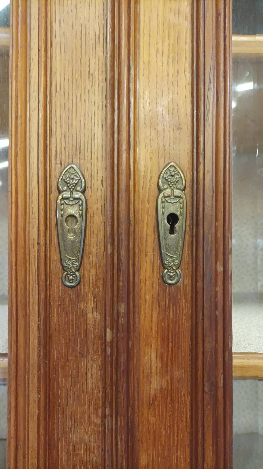 Art Nouveau buffet in carved oak with grapevine cluster decoration.