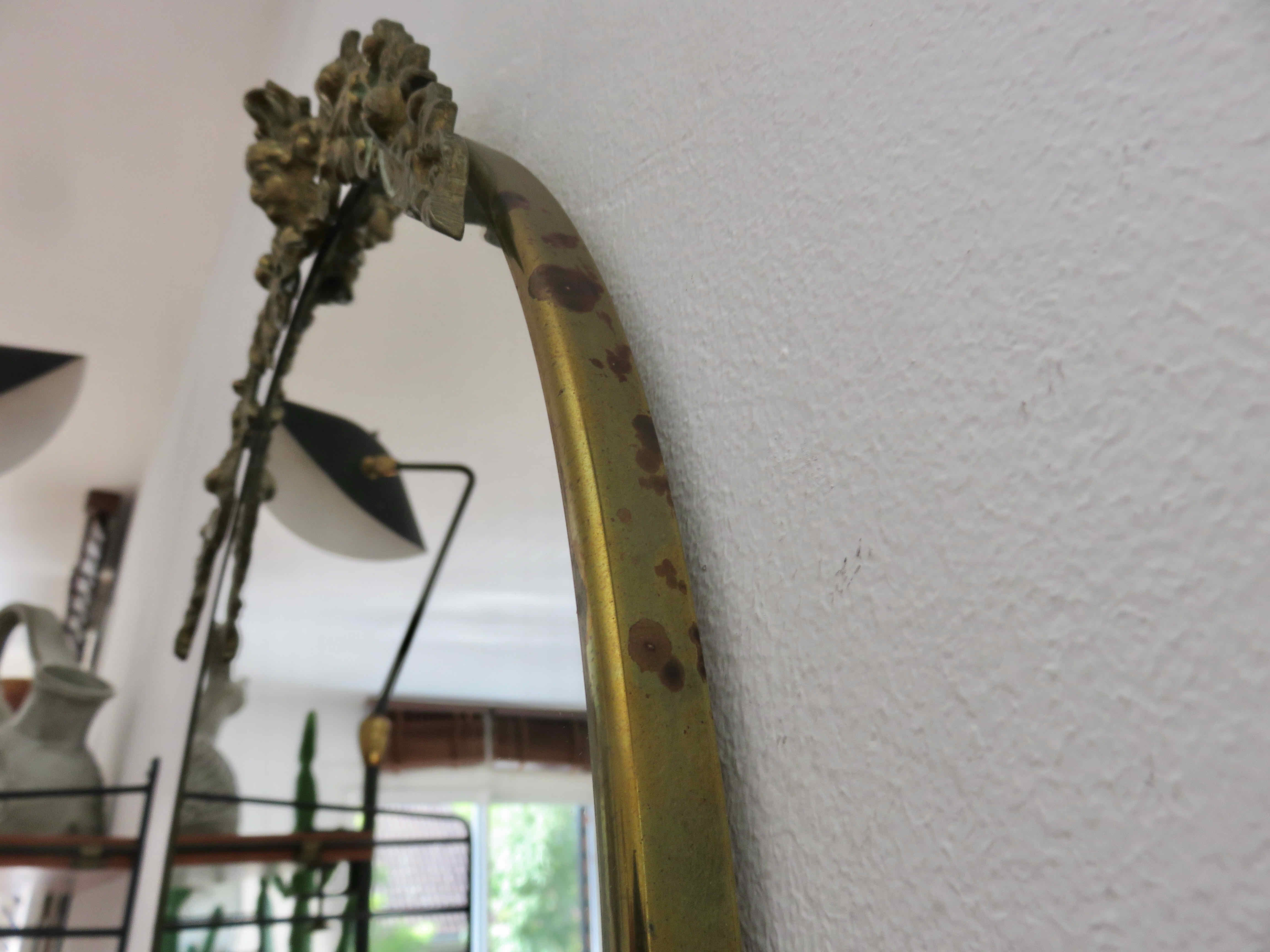 Oval mirror in gilded brass with frieze 40s 50s, 37x50 cm