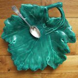 Plat céramique en barbotine feuille de vigne verte vintage