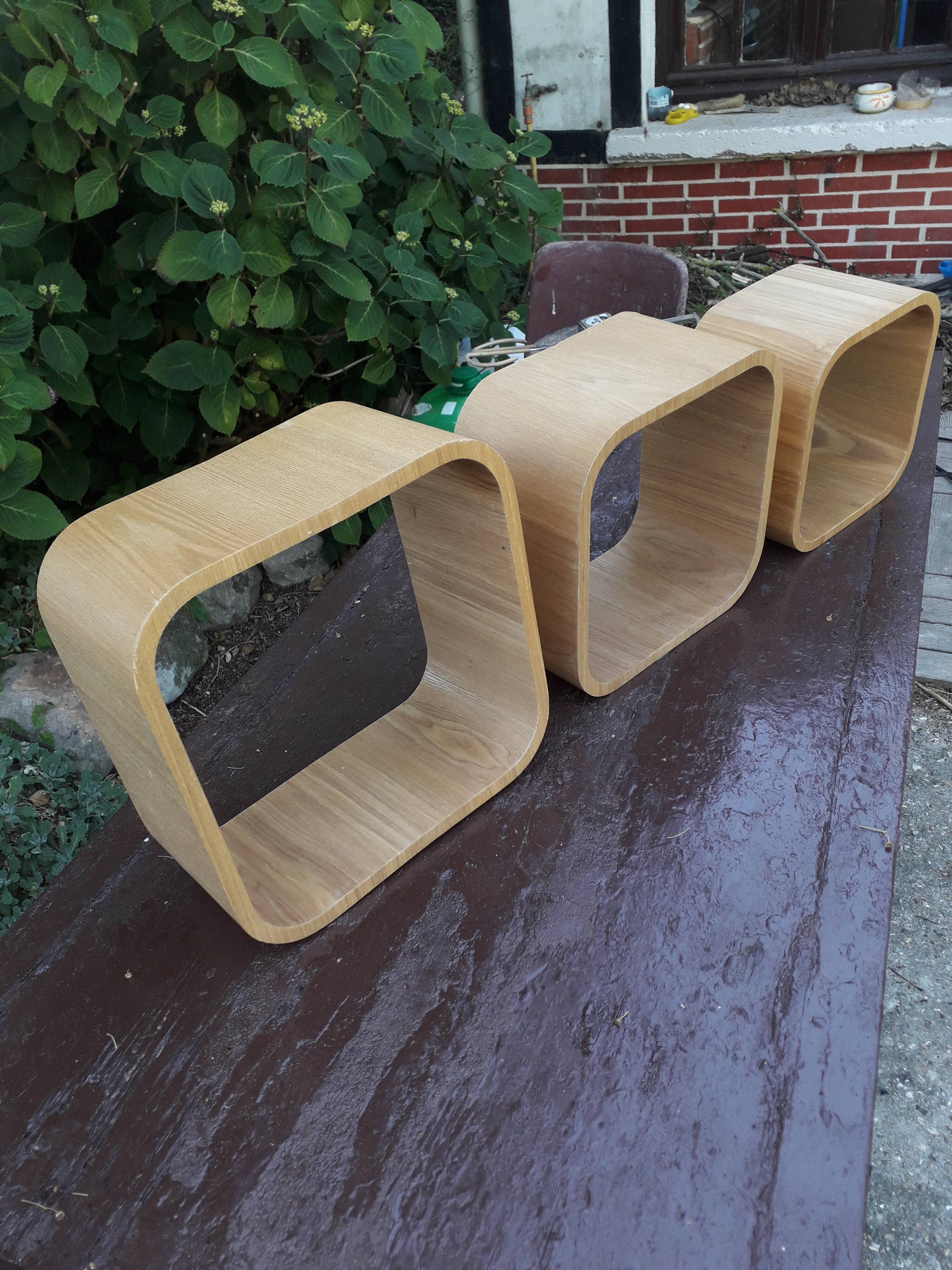 3 wall shelves gigognes