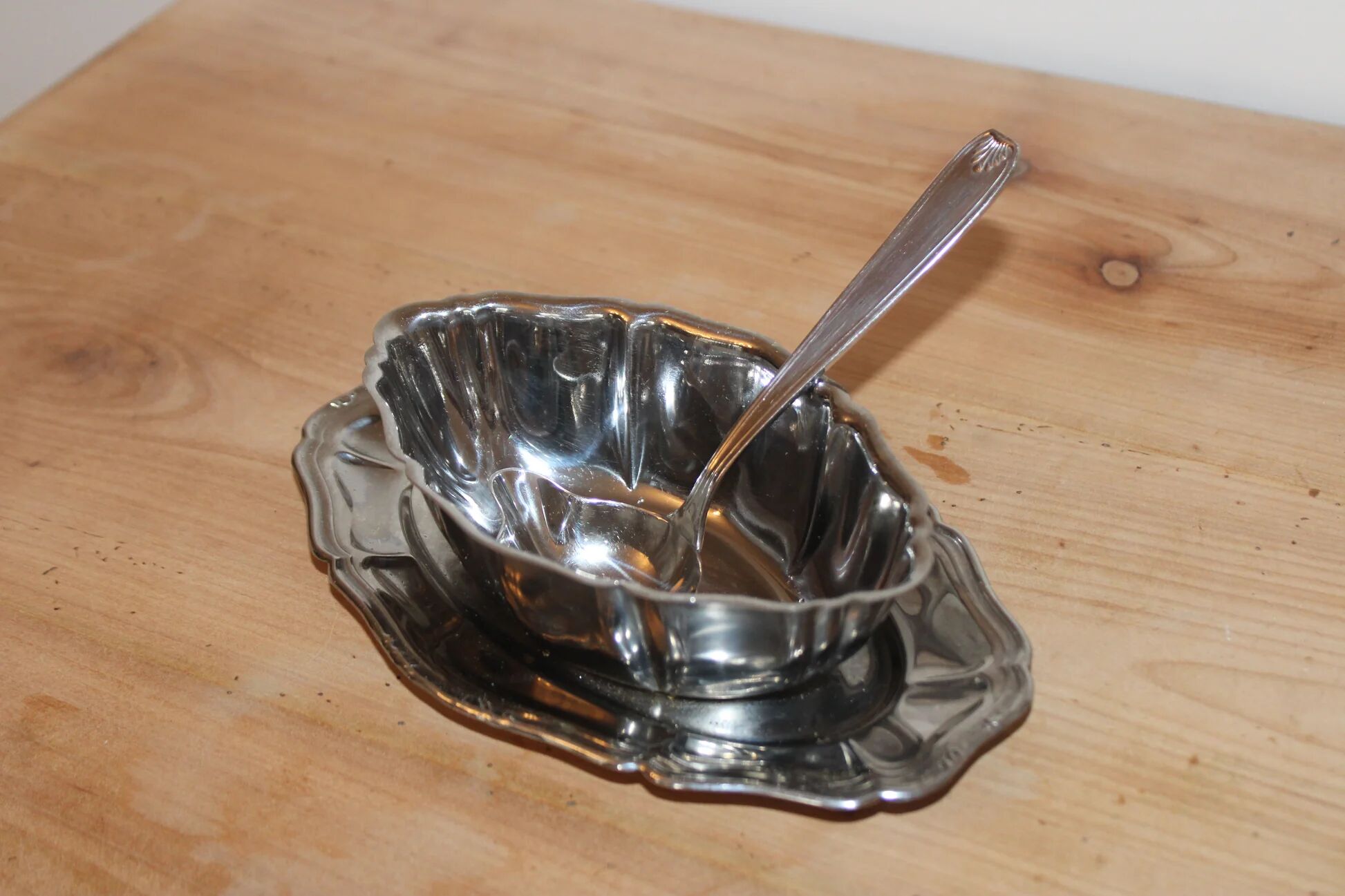Antique silver-plated sauce boat with sauce spoon – Attached tray in Louis XV style
