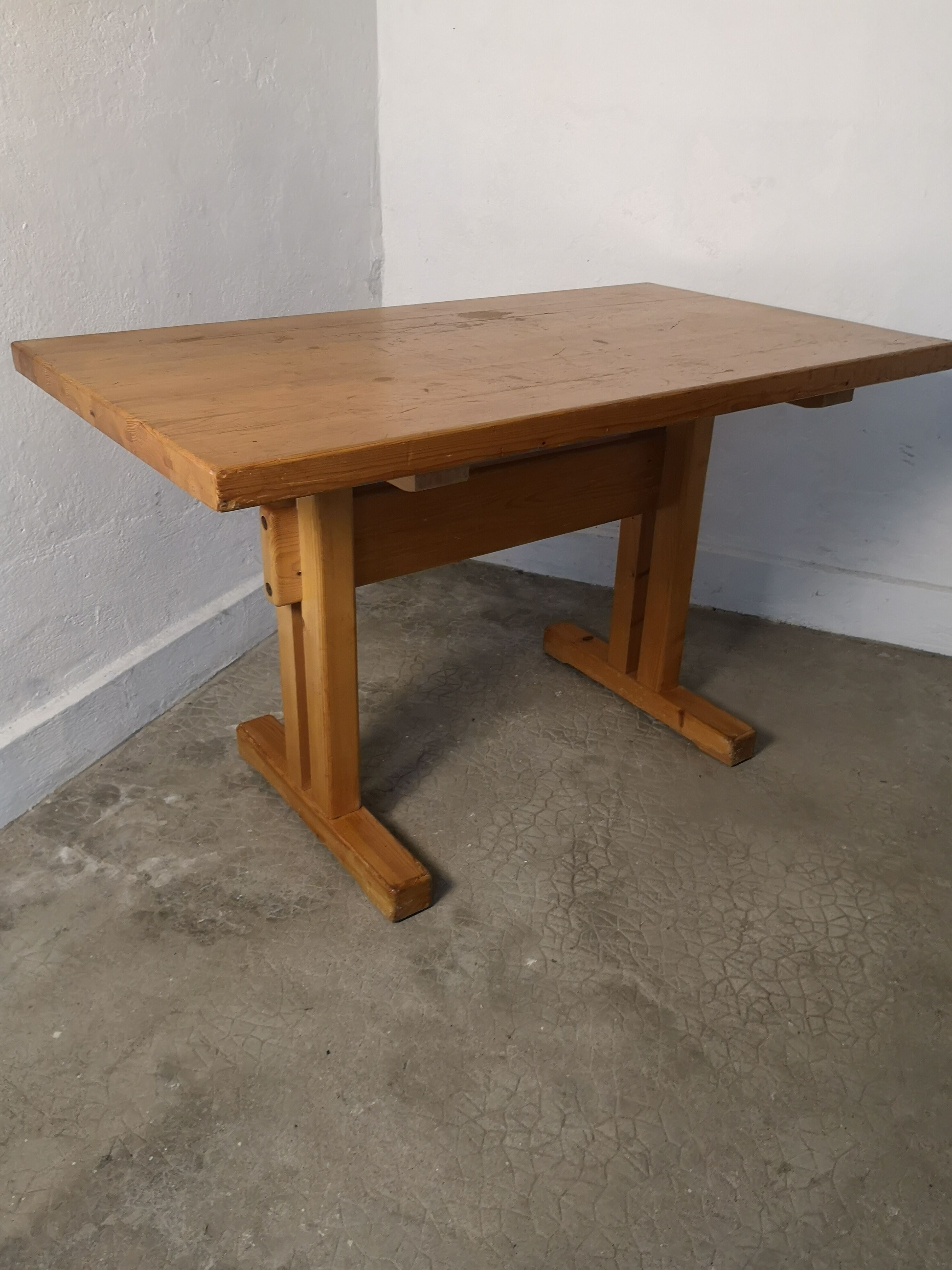 Table Charlotte Perriand les Arcs