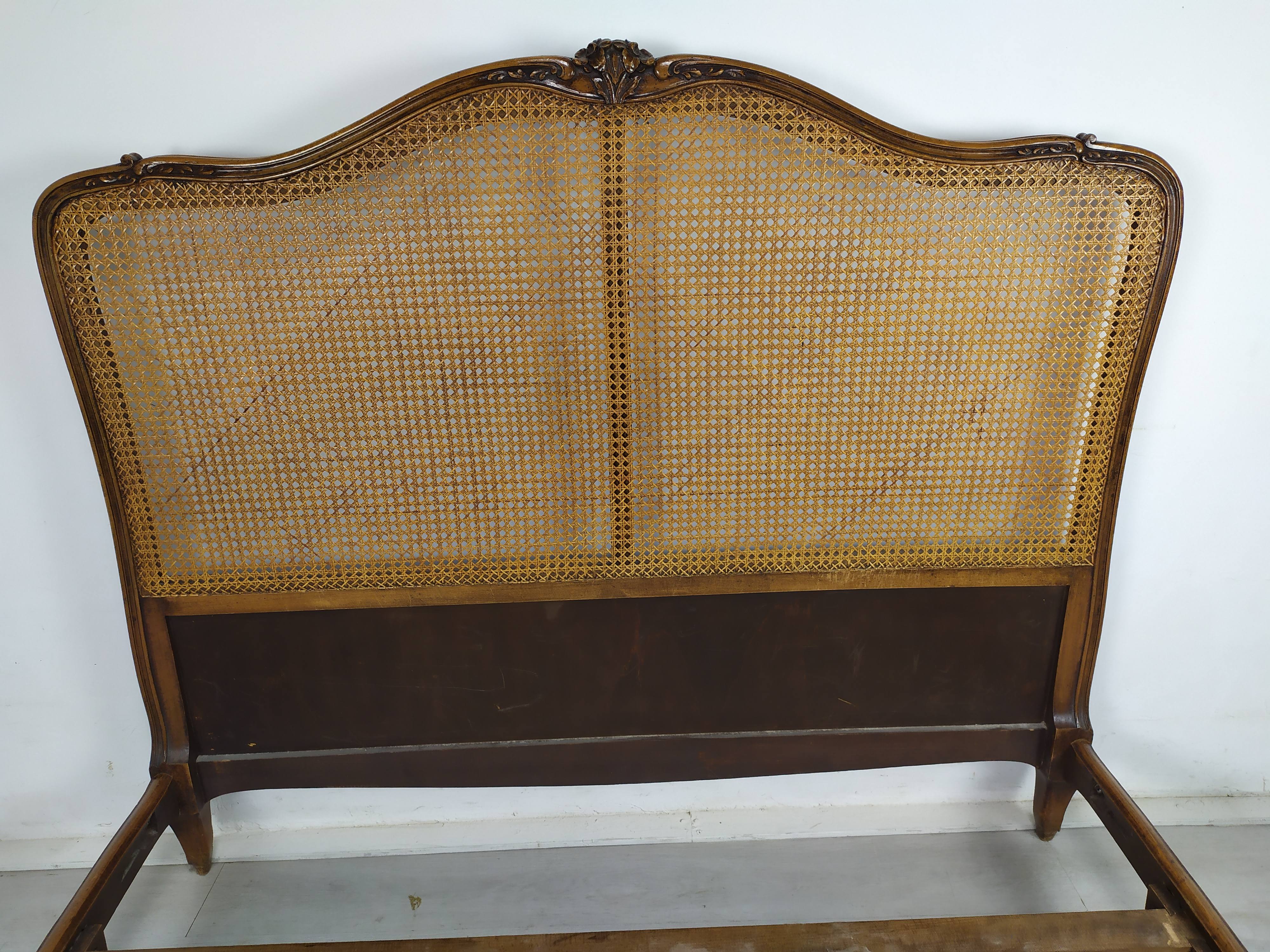 Vintage canned basket bed