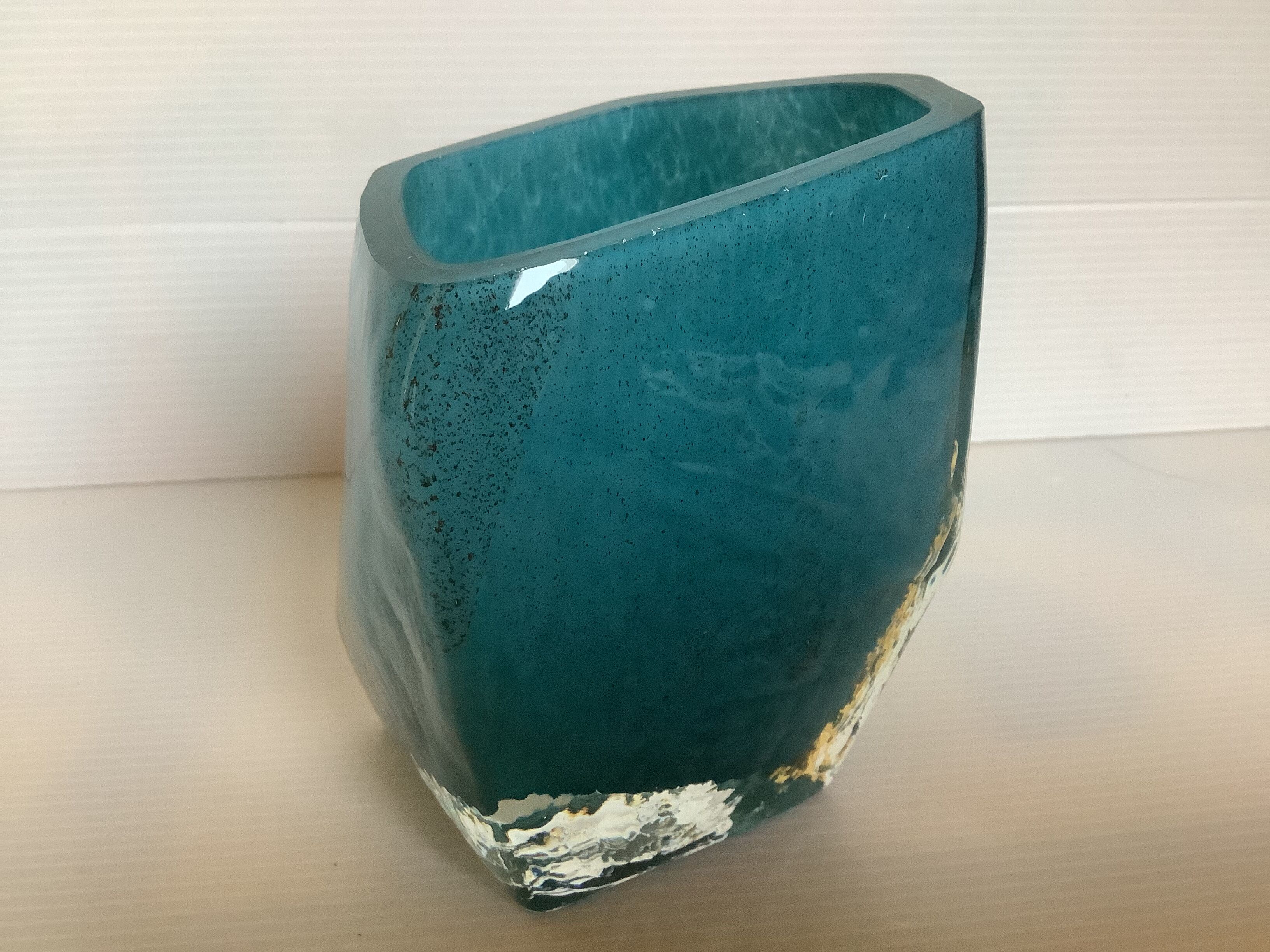 Vase Pentagone bleu et doré pâte de verre