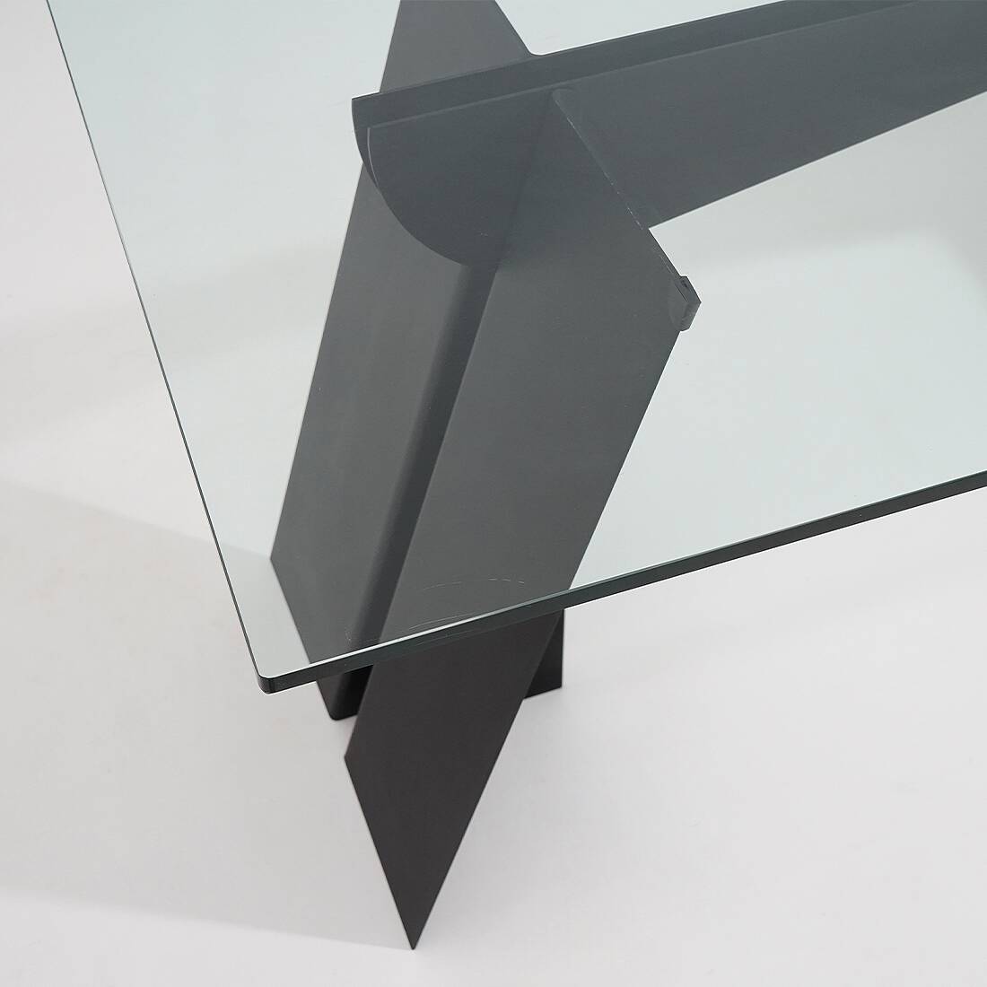 Table en verre et métal noir, années 1970