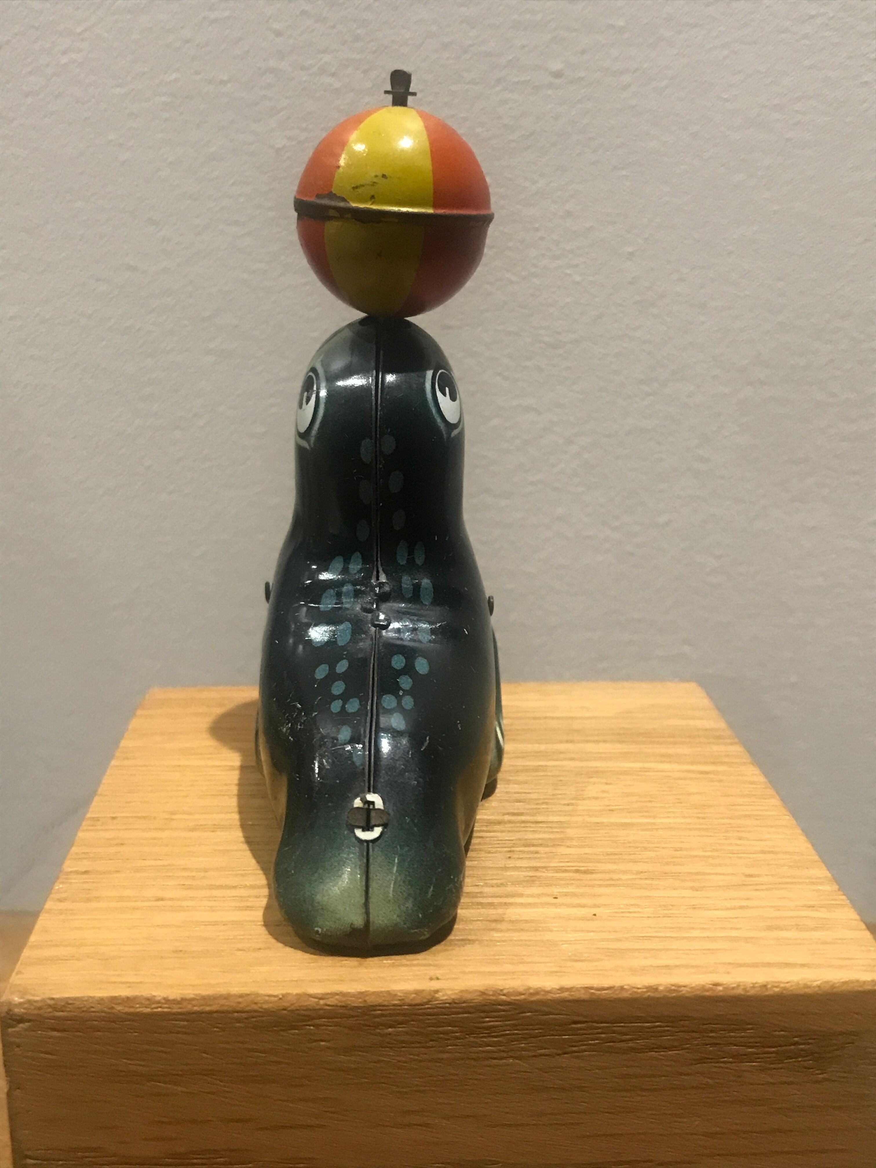 Lehmann friction sea lion toy