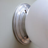 Applique murale ou plafonnier ancien globe en verre opaline blanc base aluminium 1950-1960 vintage