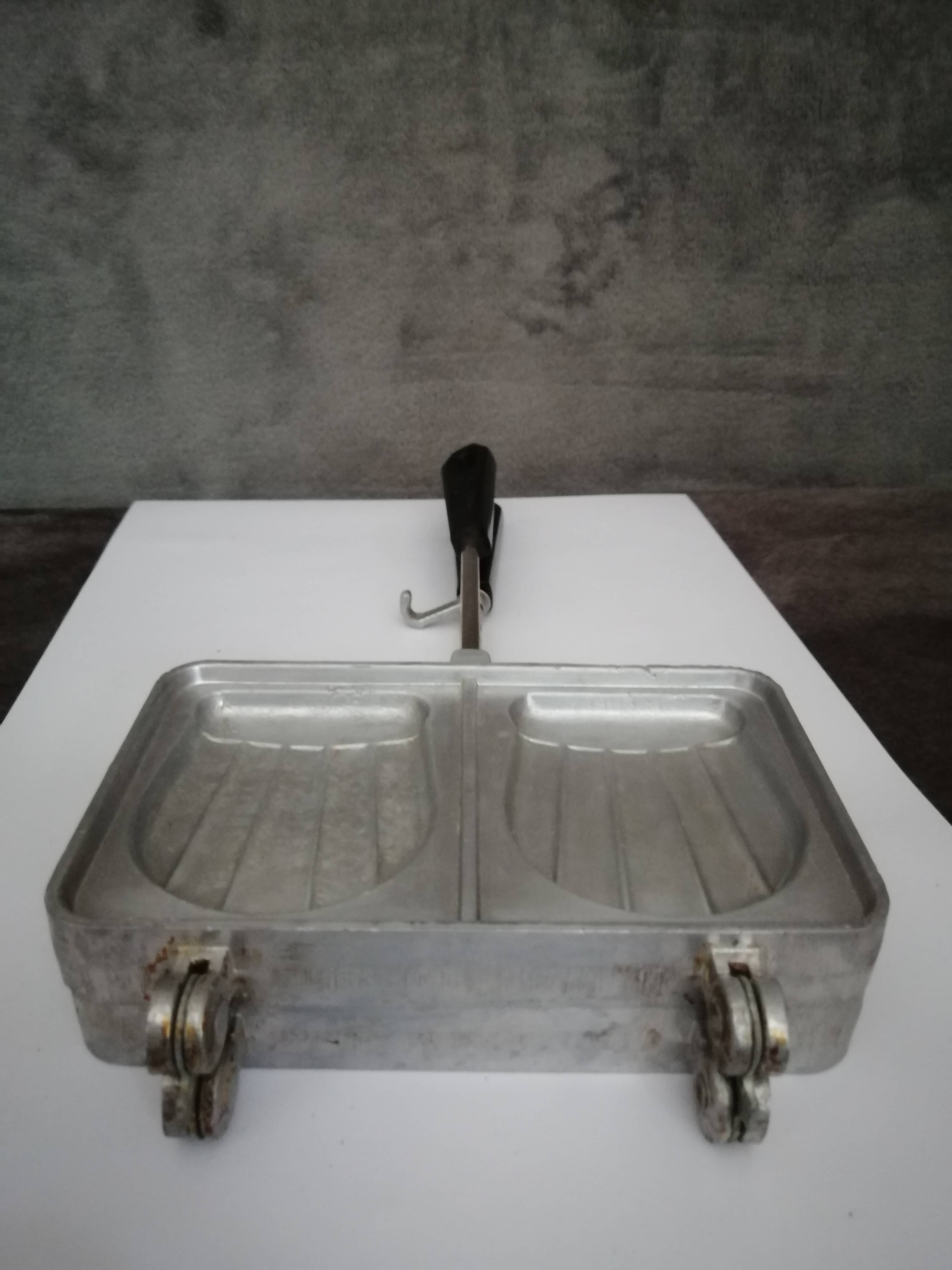 VINTAGE CAST IRON WAFFLE MAKER