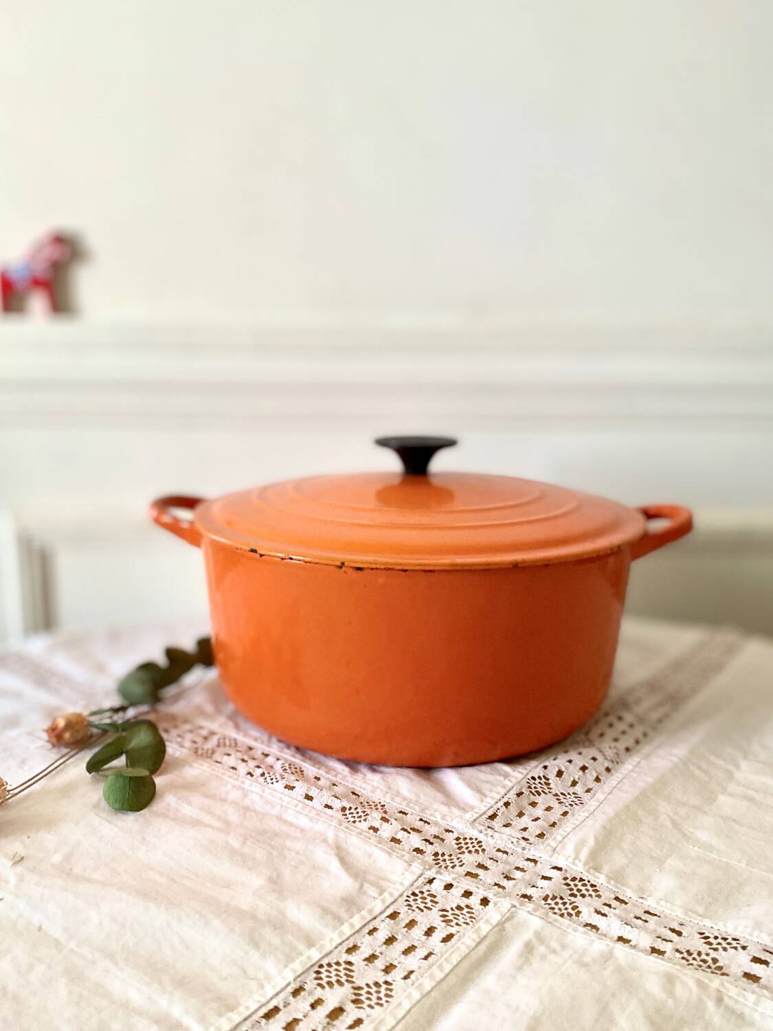Le Creuset casserole dish in round enameled cast iron 26cm 4 L vintage orange