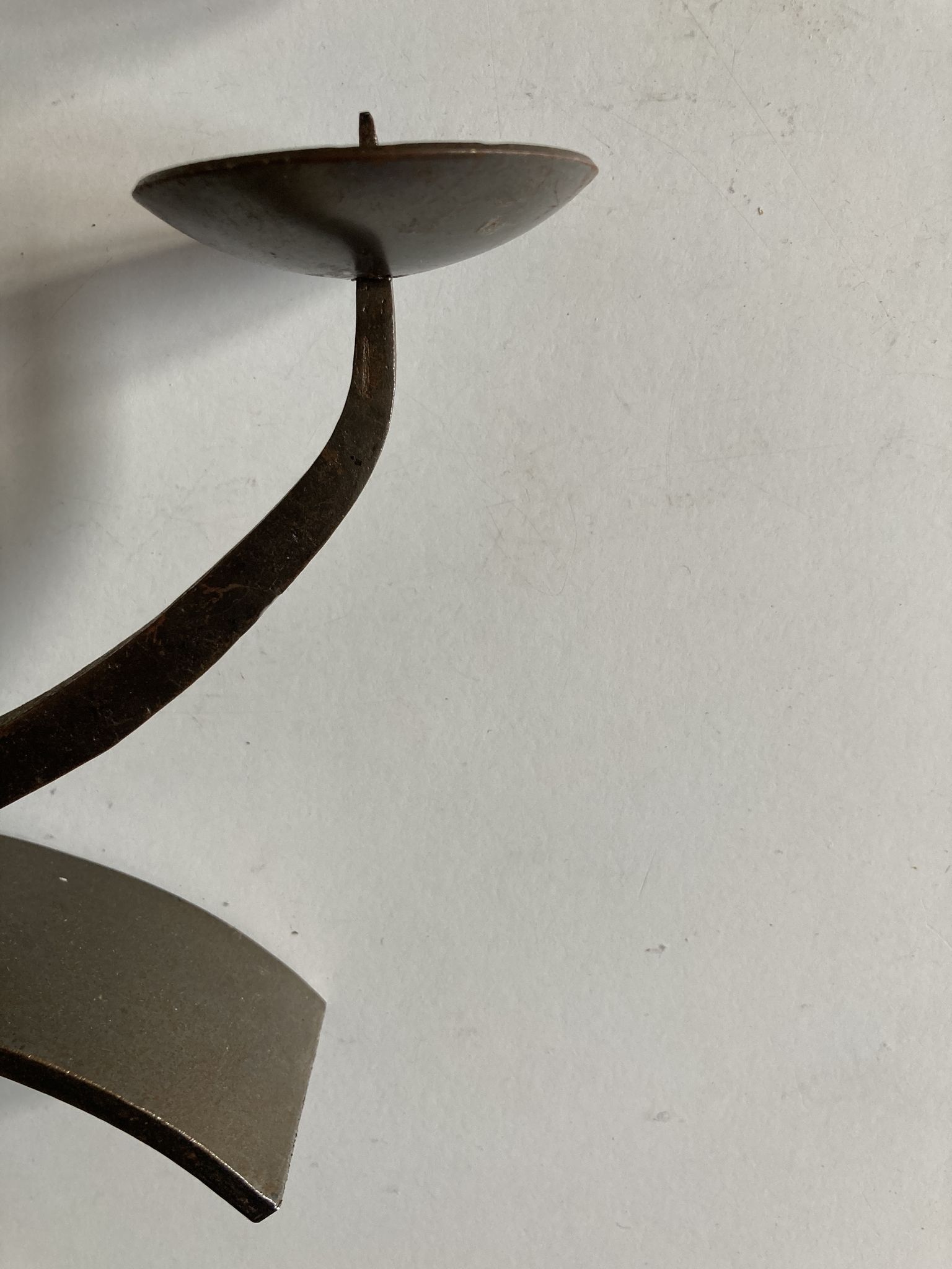 Paire de bougeoirs modernistes en fer battu 1970