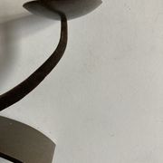 Paire de bougeoirs modernistes en fer battu 1970