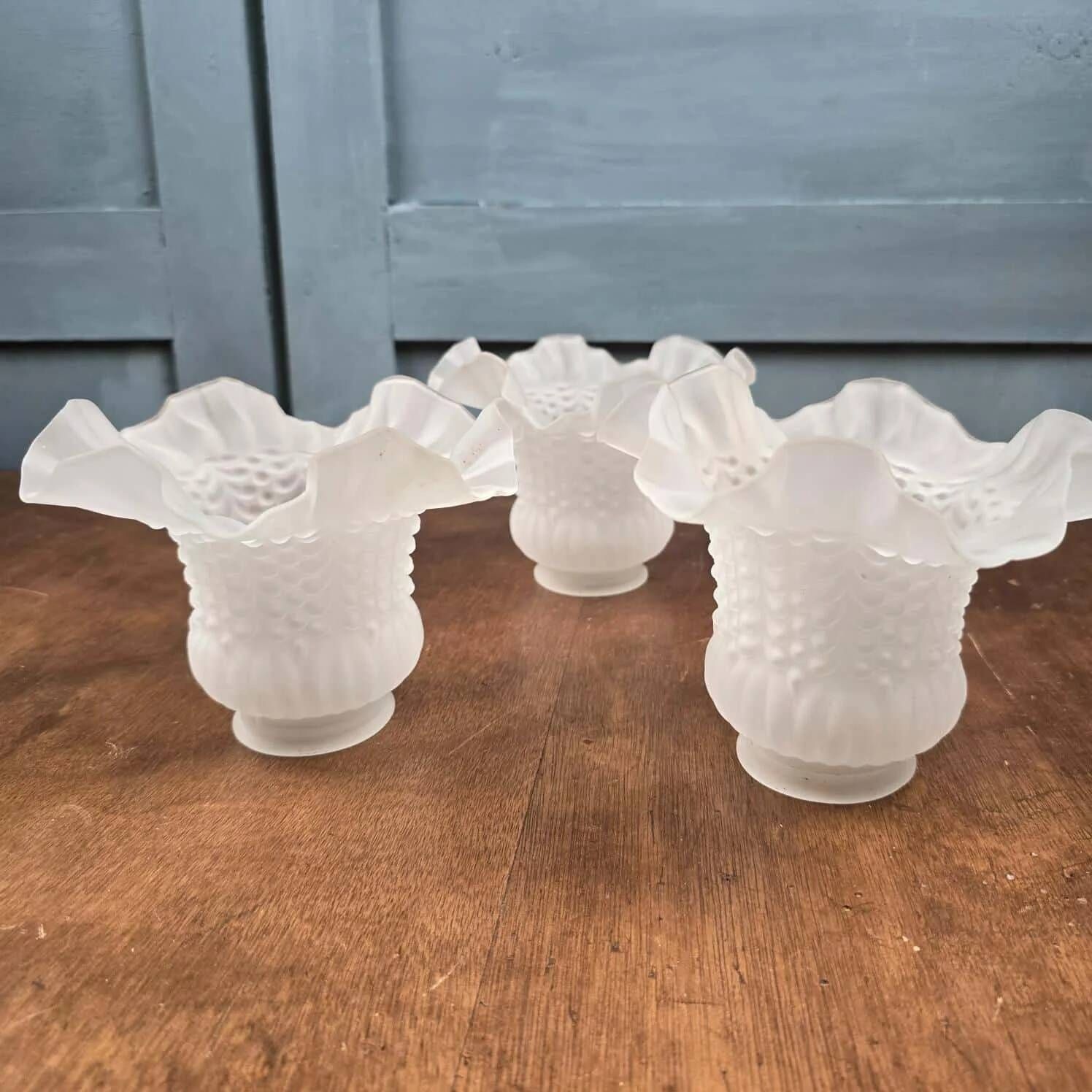 Set of 3 vintage satin glass tulips for lighting – Beaded and pleated decoration