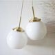 Duo de suspensions en opaline blanche et laiton
