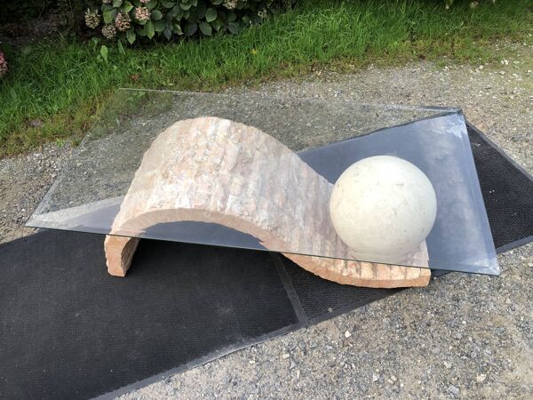 Table basse desing 80s. en pierres de Mactan travertin de Magnussen ponte.