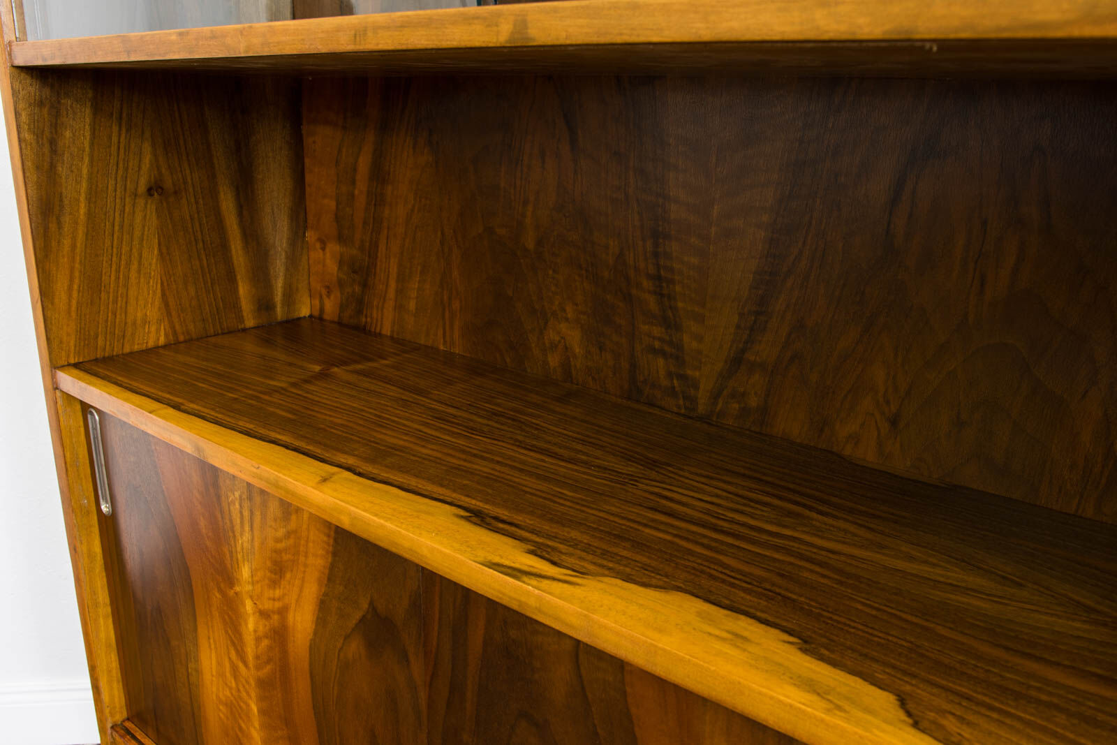 Vitrine en noyer de Bytom Furniture Factory, années 1960