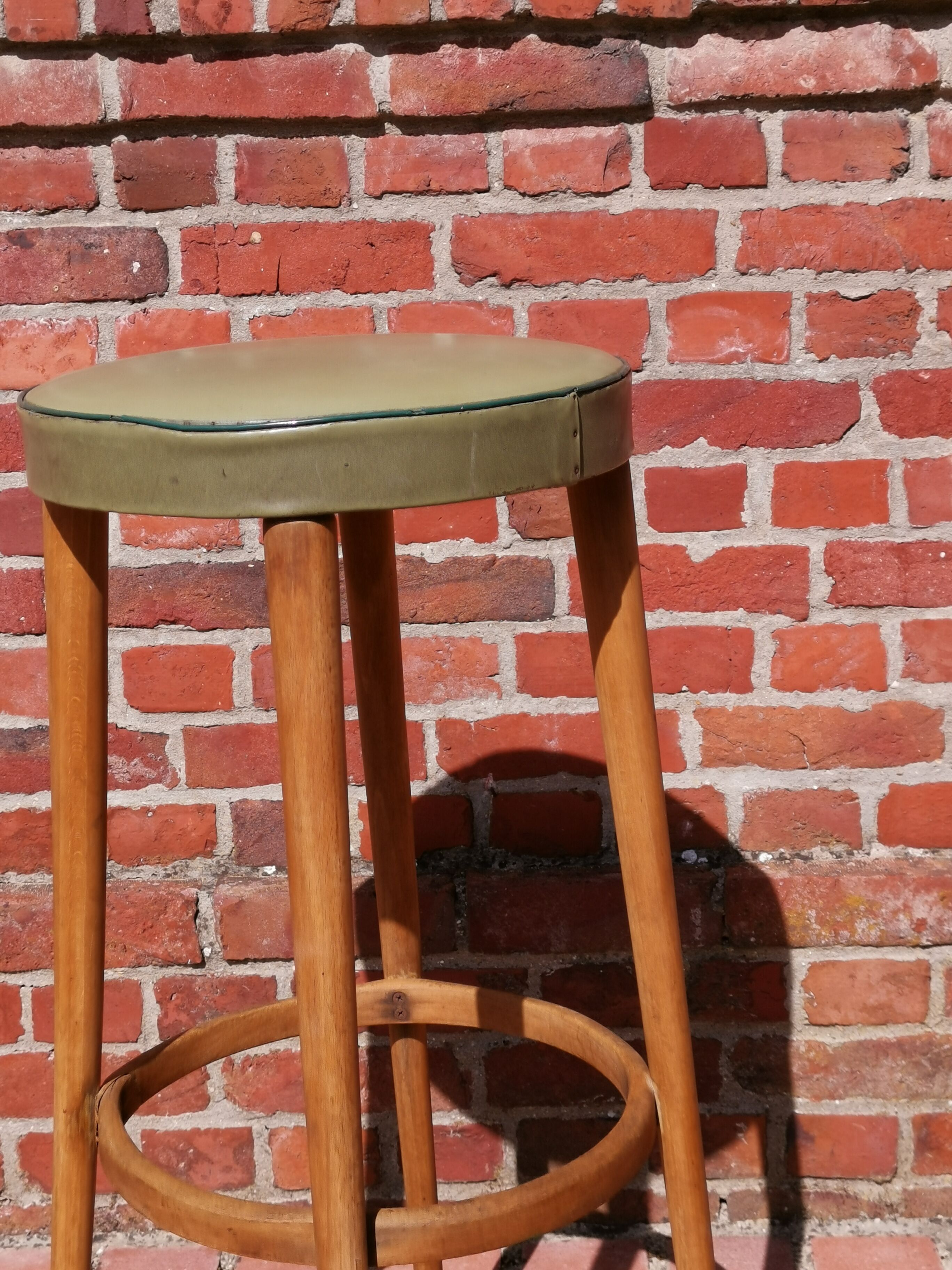 Baumann stool 895 G2 in green leather