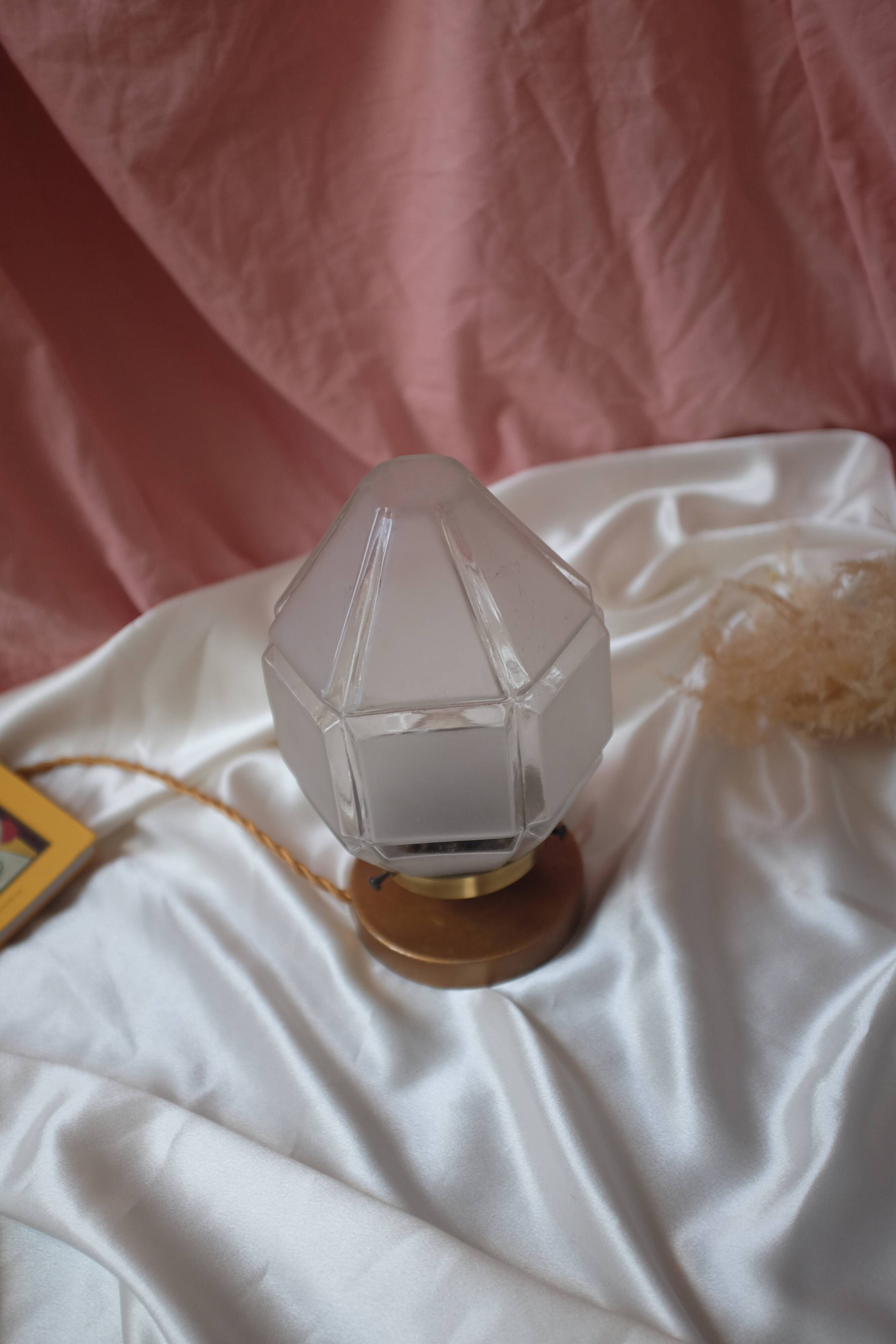 Lampe à poser et son globe vintage