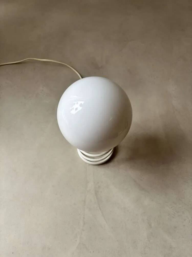 Lampe de table spirale minimaliste des années 80 avec abat-jour en verre laitier