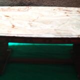 Grande table basse en marbre crème, piètement en bois de merisier massif