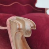 Canapé danois 2 places des années 1930, velours d'ameublement, bois de frêne, retapissé.