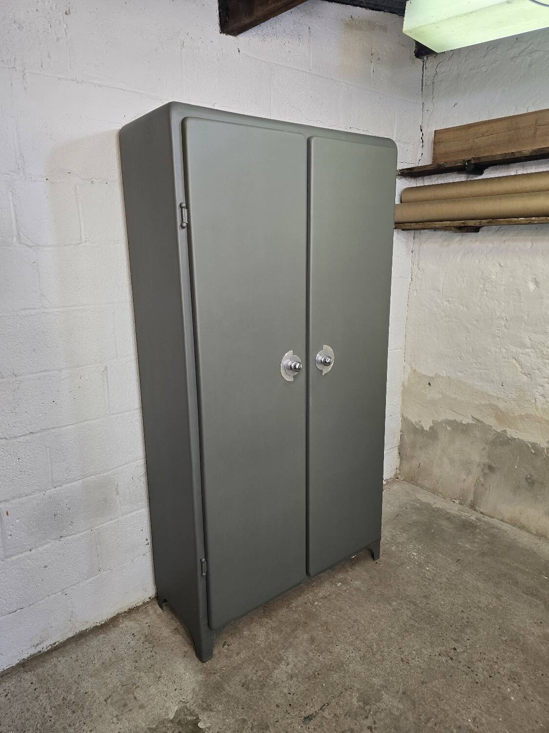 Armoire métallique de cuisine aux bords arrondis 1950