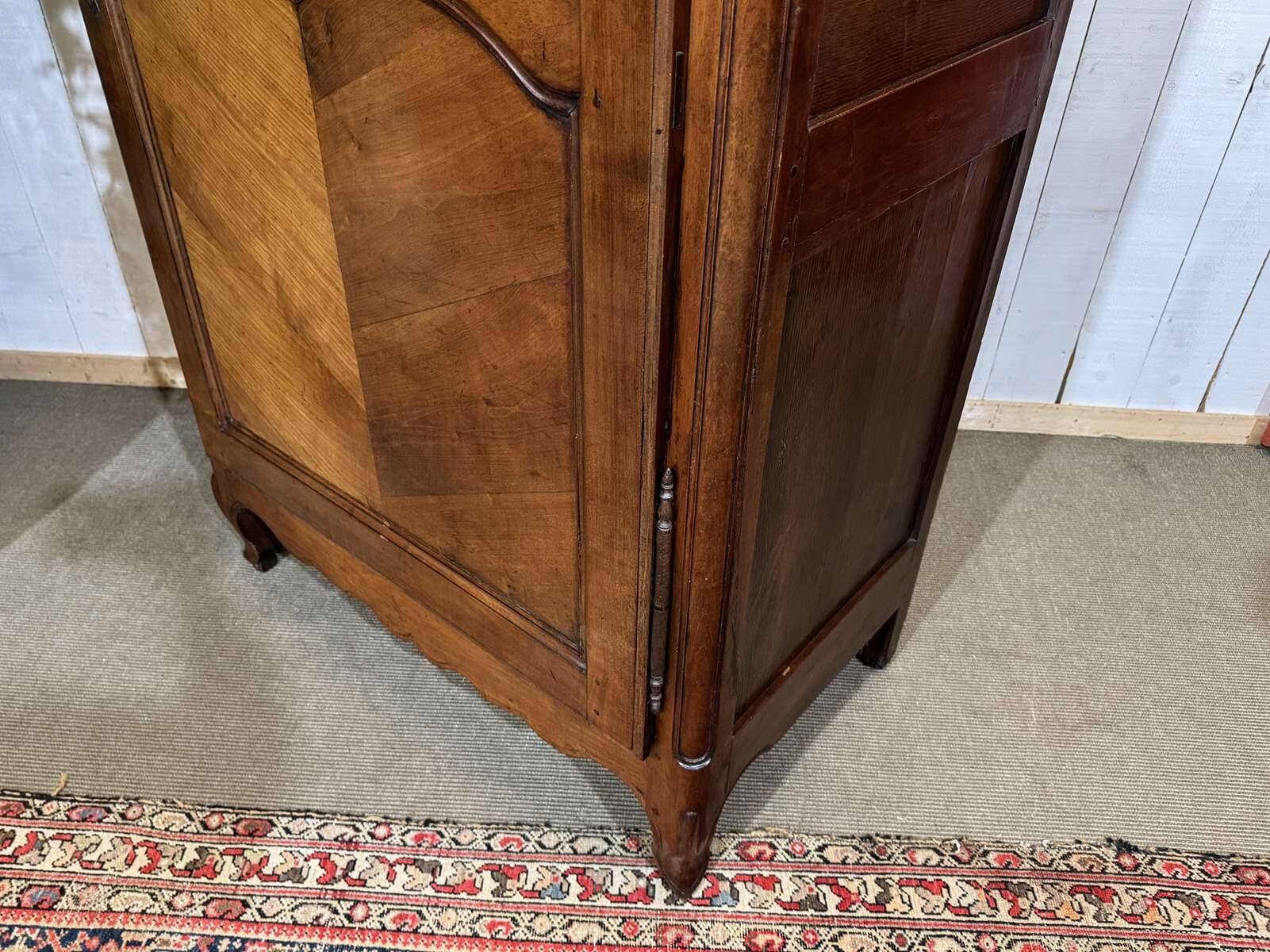 Louis XV bonnetière in cherry wood, early 19th century.