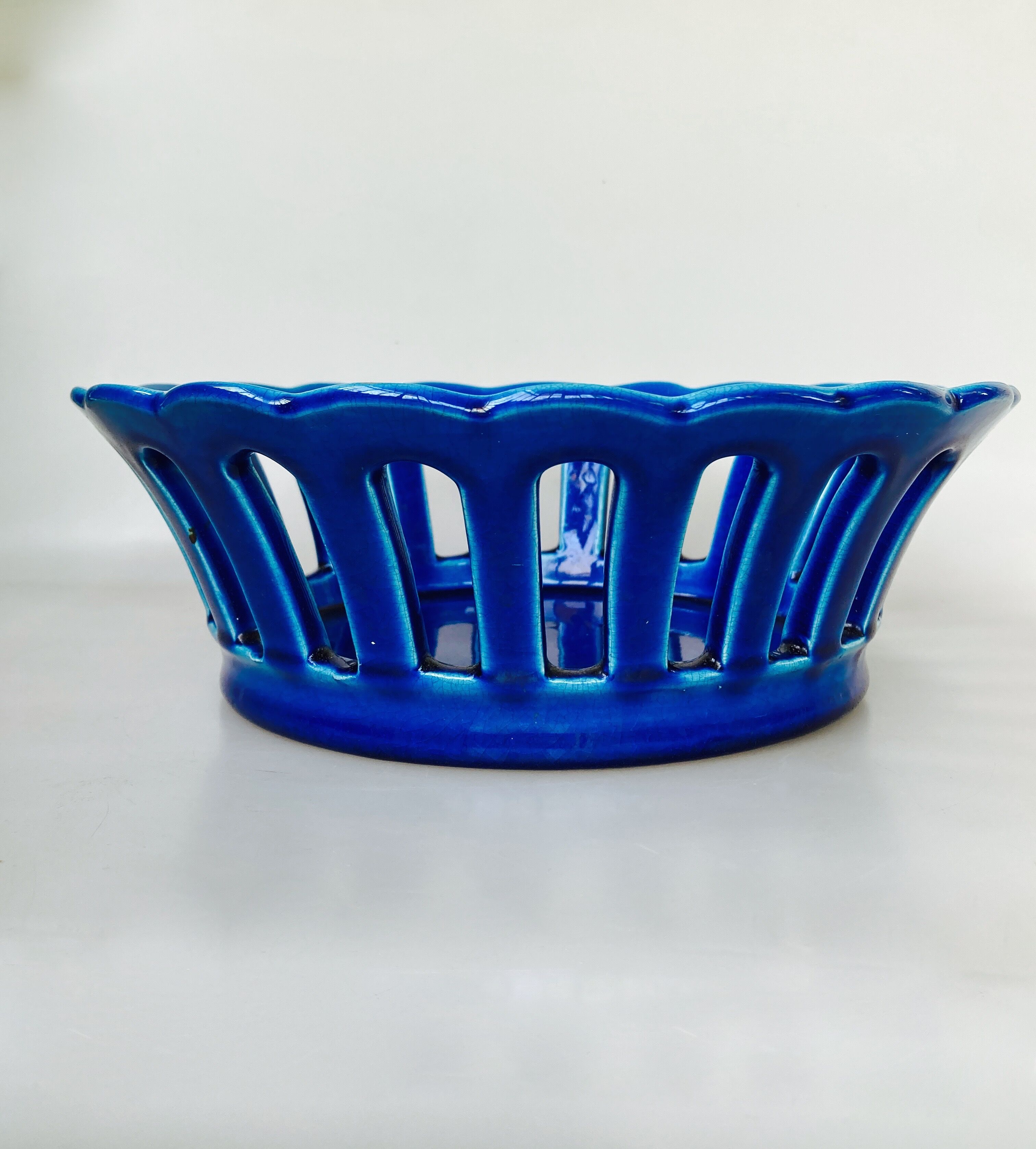 Openwork ceramic fruit basket - vintage blue cut