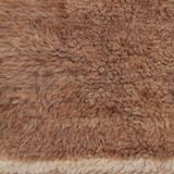 Tapis berbère beni ouarain beige foncé et blanc moderne