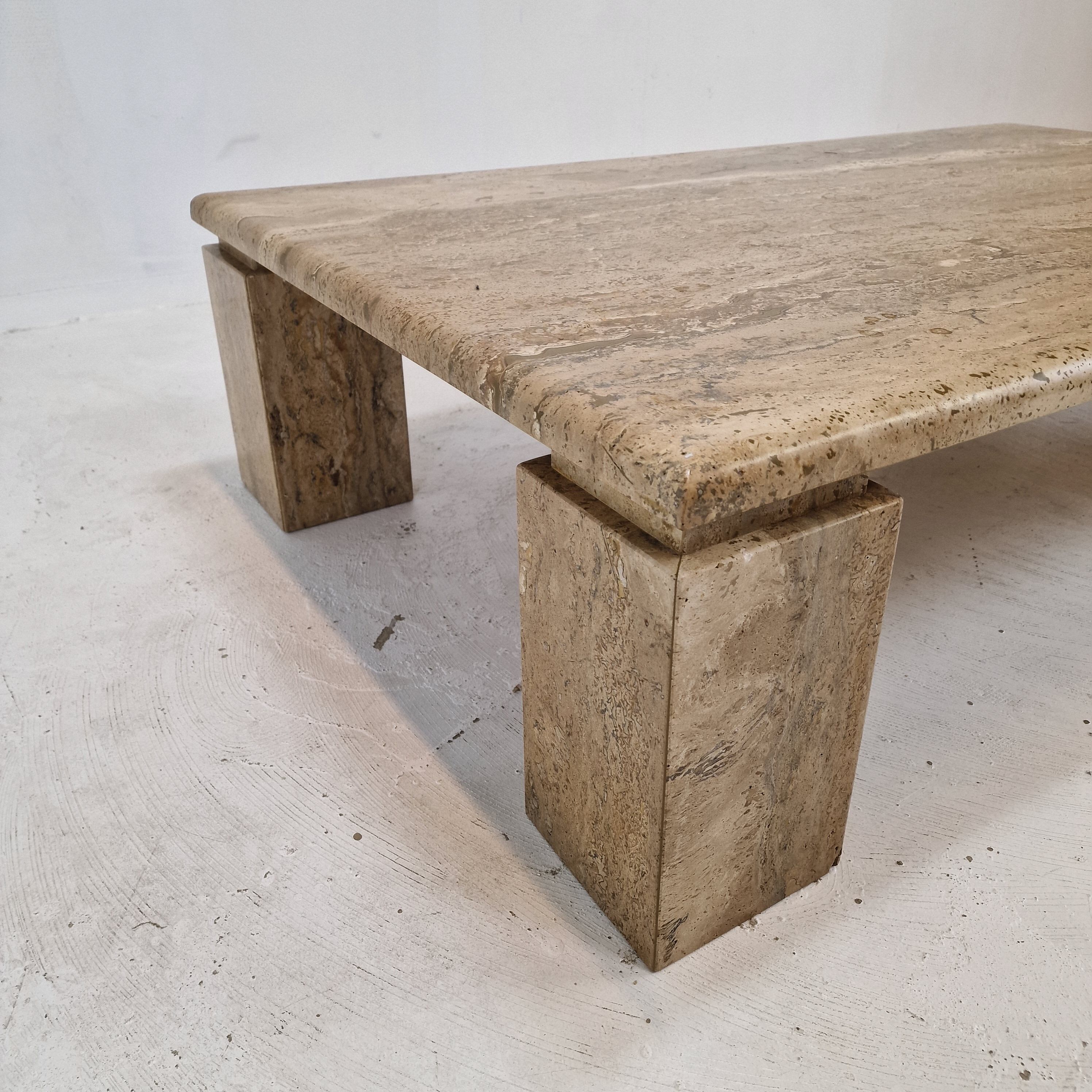 Table basse italienne en travertin, années 1980
