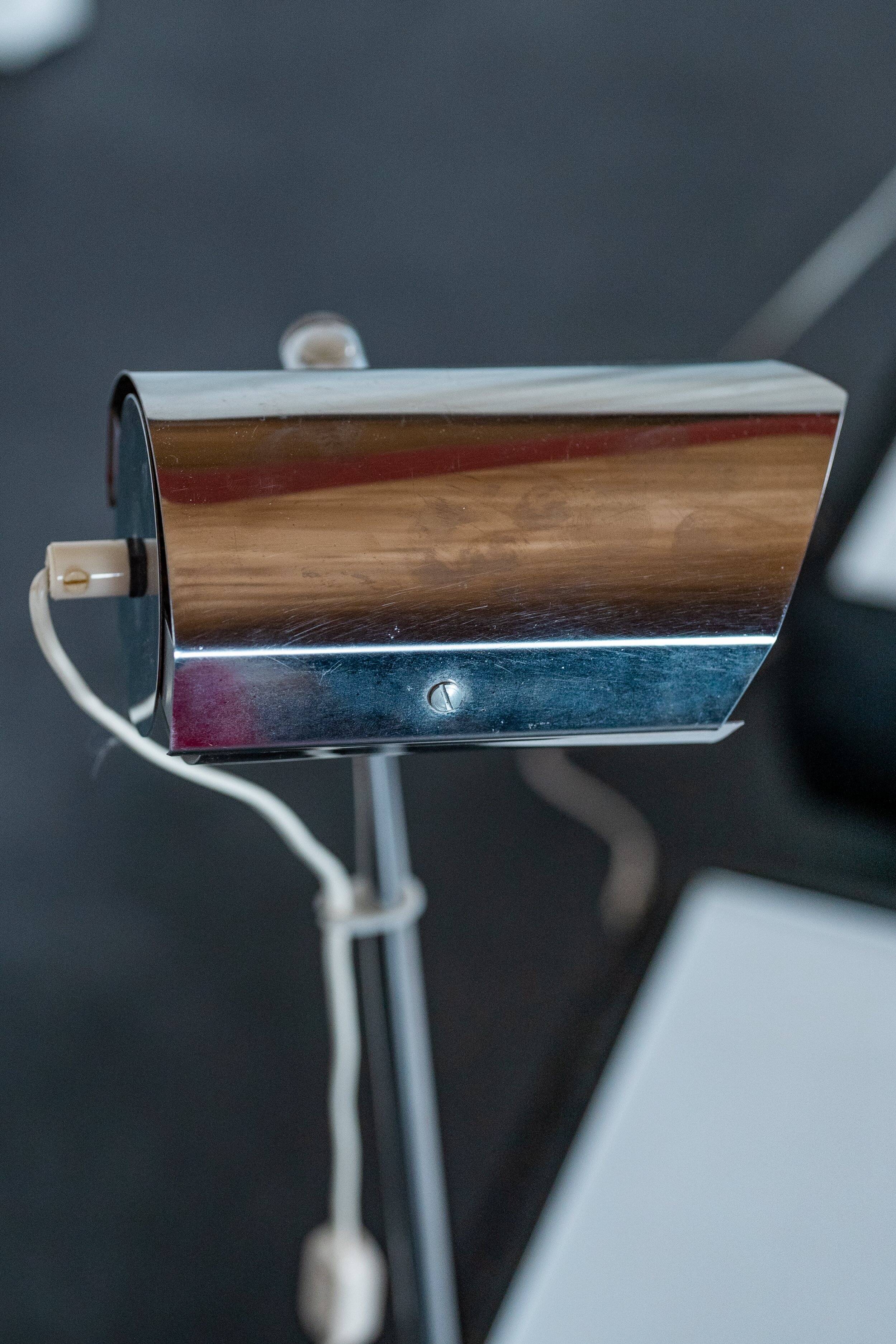 Set of 2 side tables with integrated lamp.