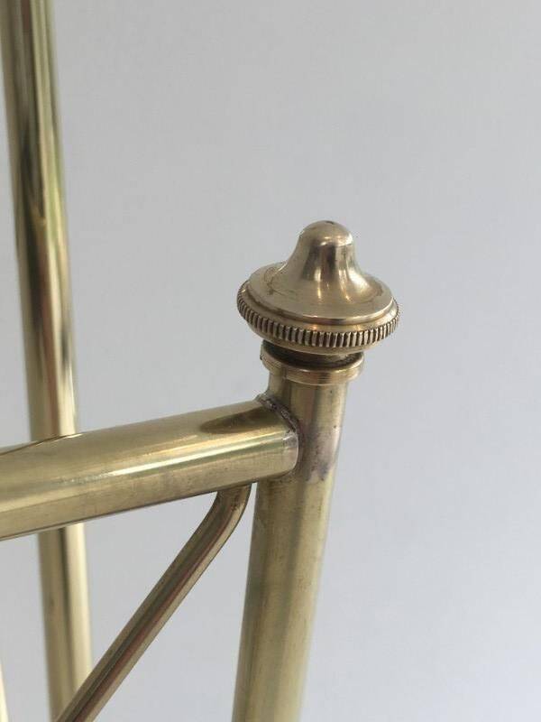 Porte-revues de style néoclassique en laiton et tablette de verre de la Maison Jansen