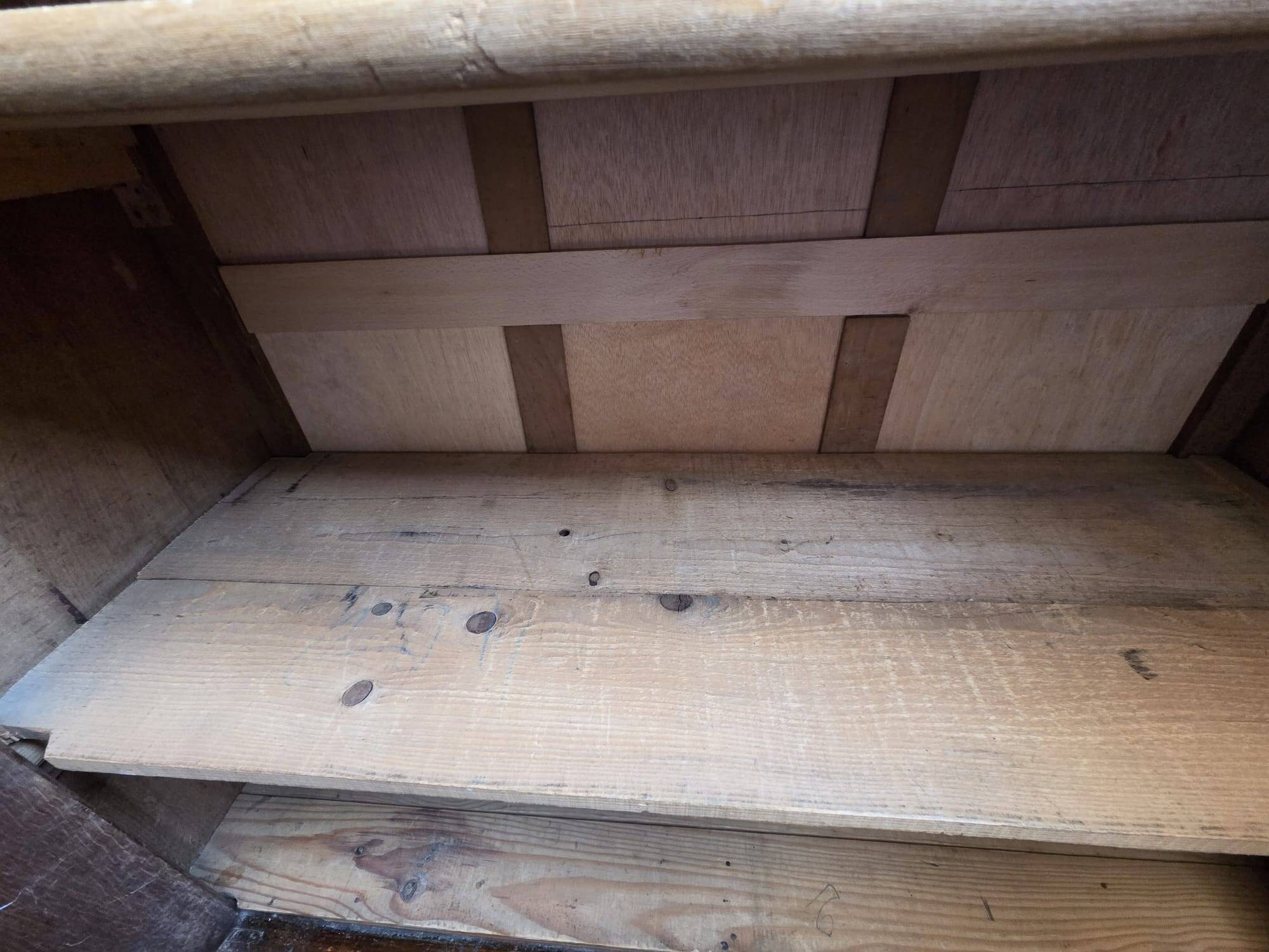 Meuble de rangement vintage en bois massif - élégance et authenticité