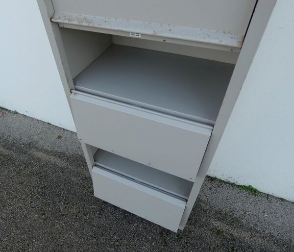 Casier de rangement en métal
