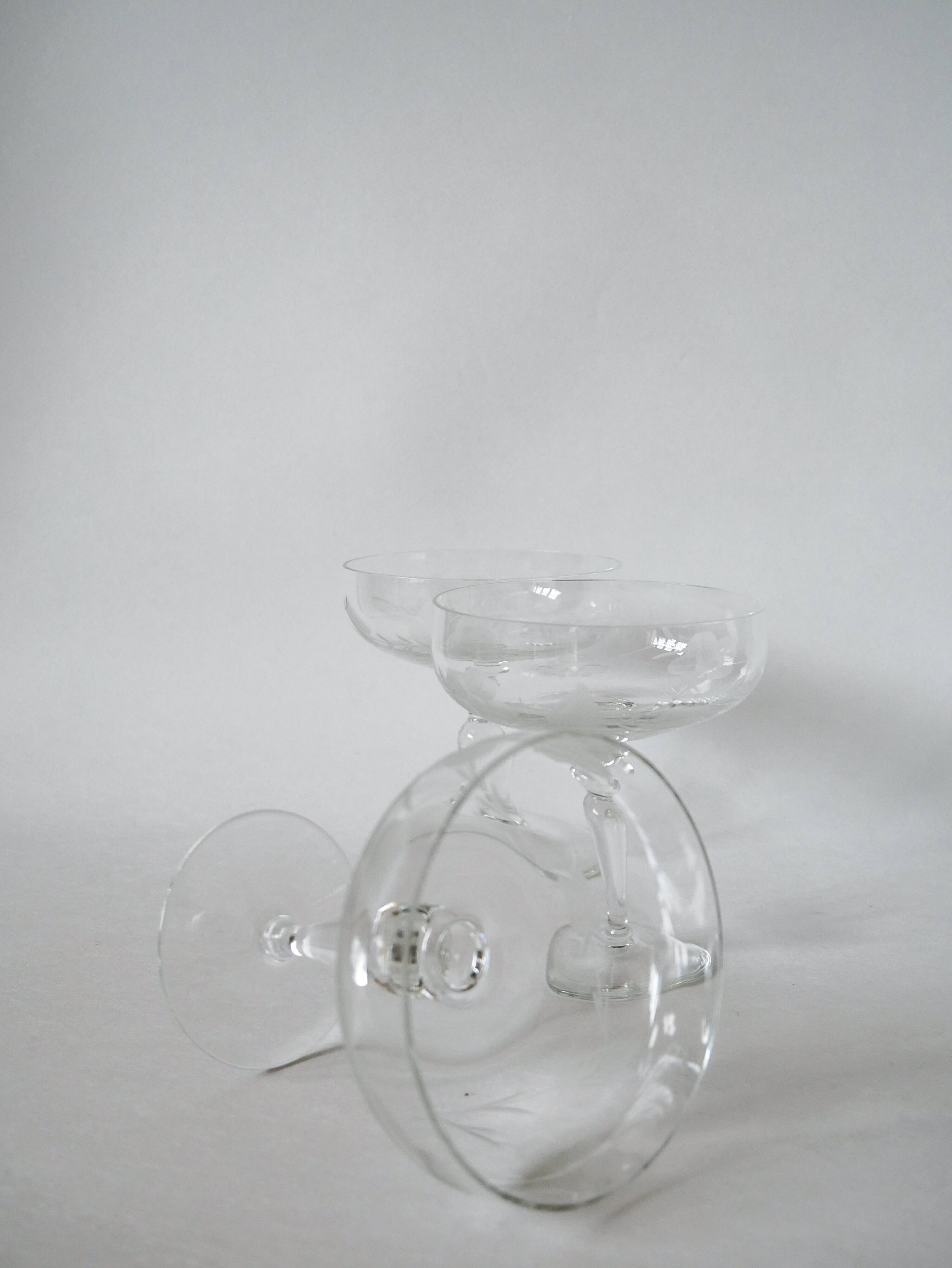 set of 4 very large champagne glasses in engraved crystal 1950 12 x 11 cm