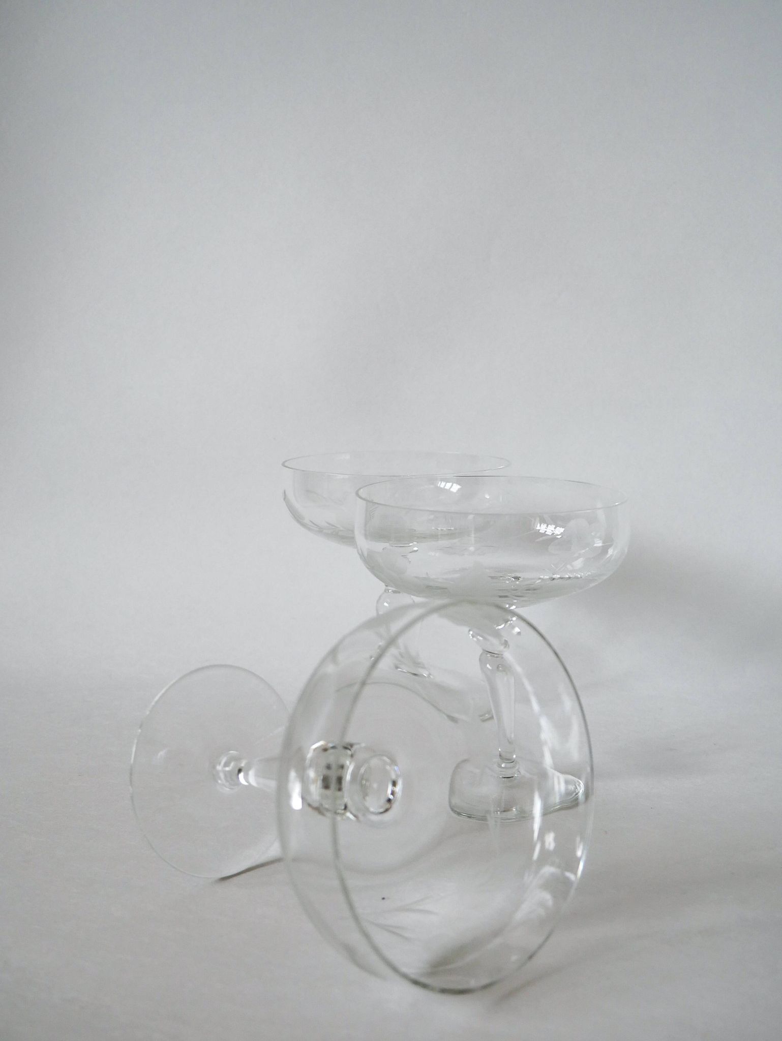 set of 4 very large champagne glasses in engraved crystal 1950 12 x 11 cm