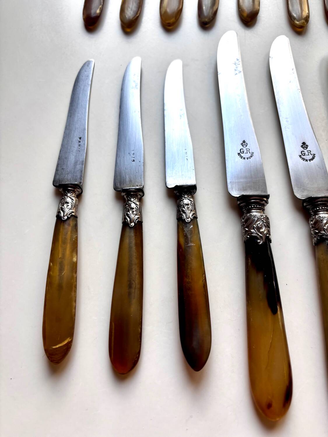18 Wiskemann table knives in horn