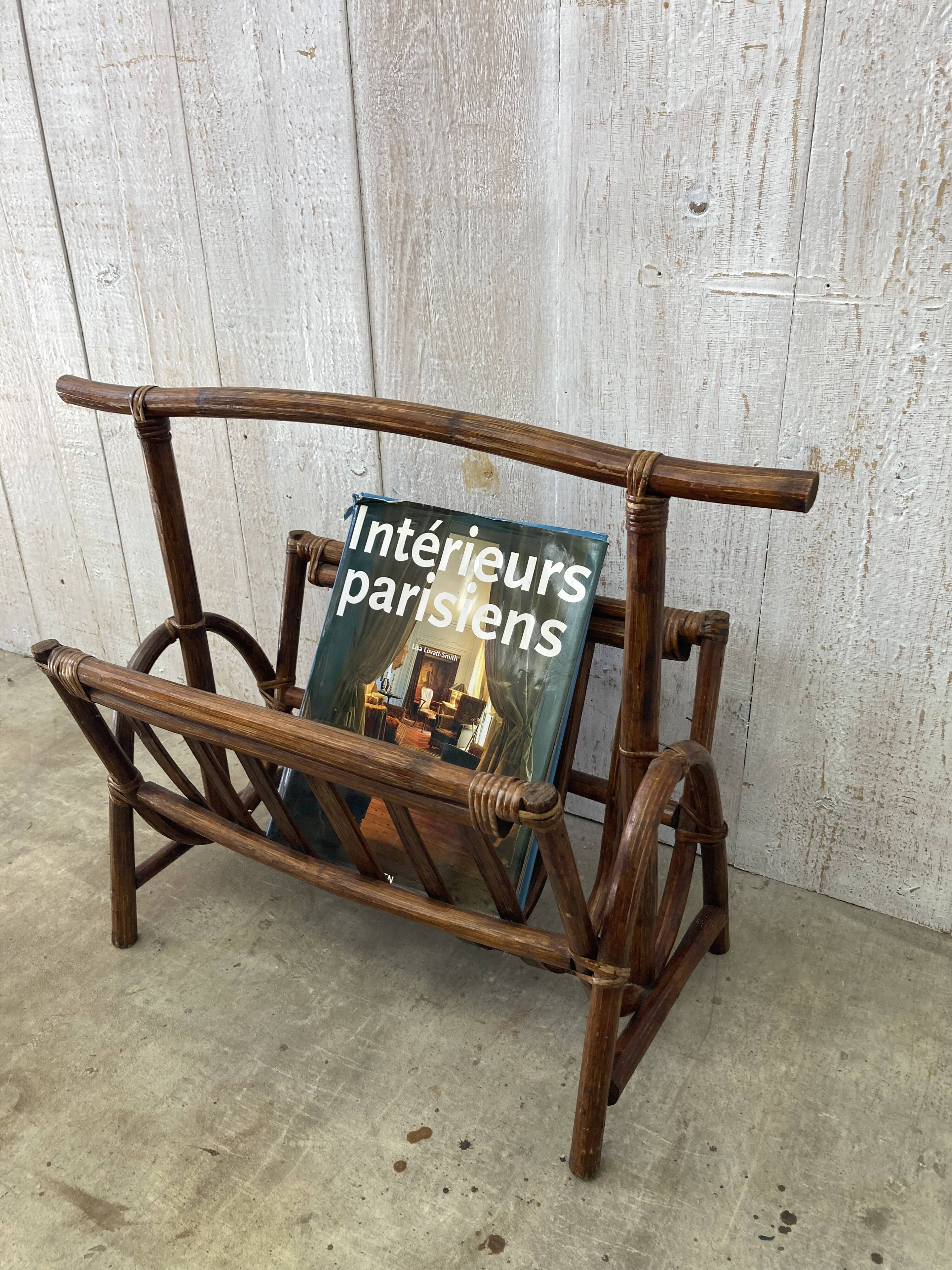 Porte revues en rotin