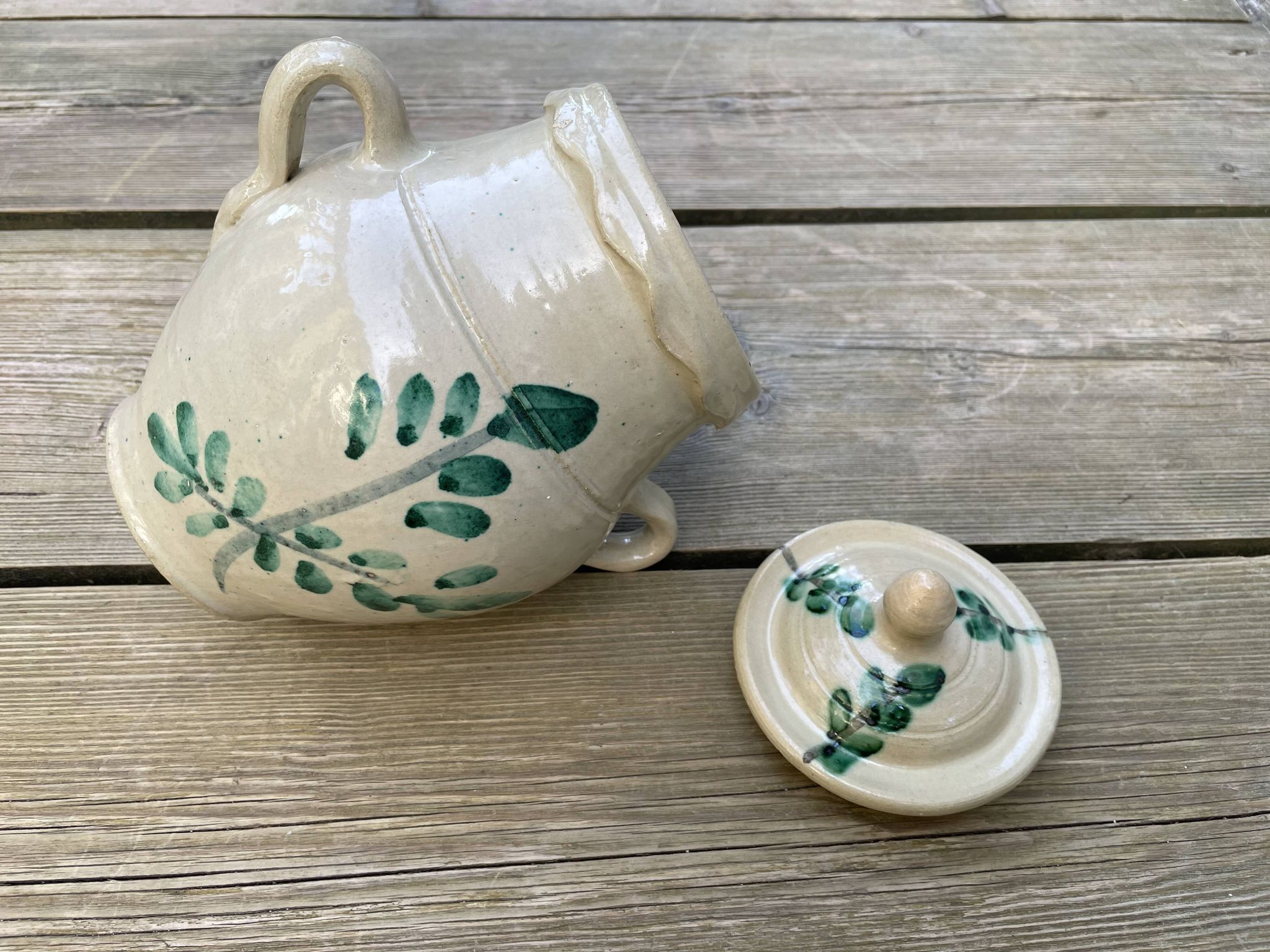 Ancient orza from Lucena, Córdoba, glazed Andalusian pottery with a veined decoration.