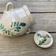 Ancient orza from Lucena, Córdoba, glazed Andalusian pottery with a veined decoration.