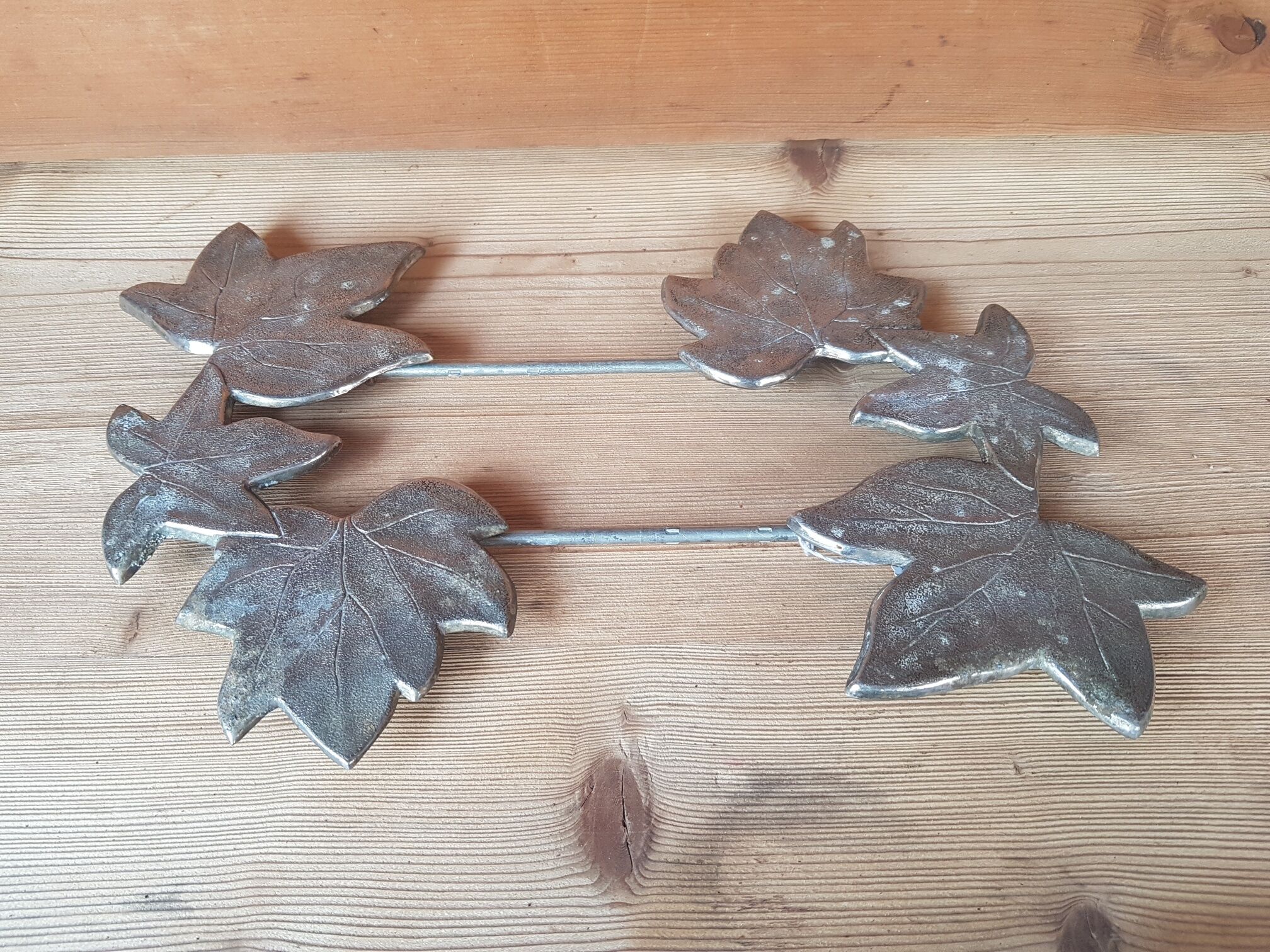 Underside flat silver metal extendable decoration leaves